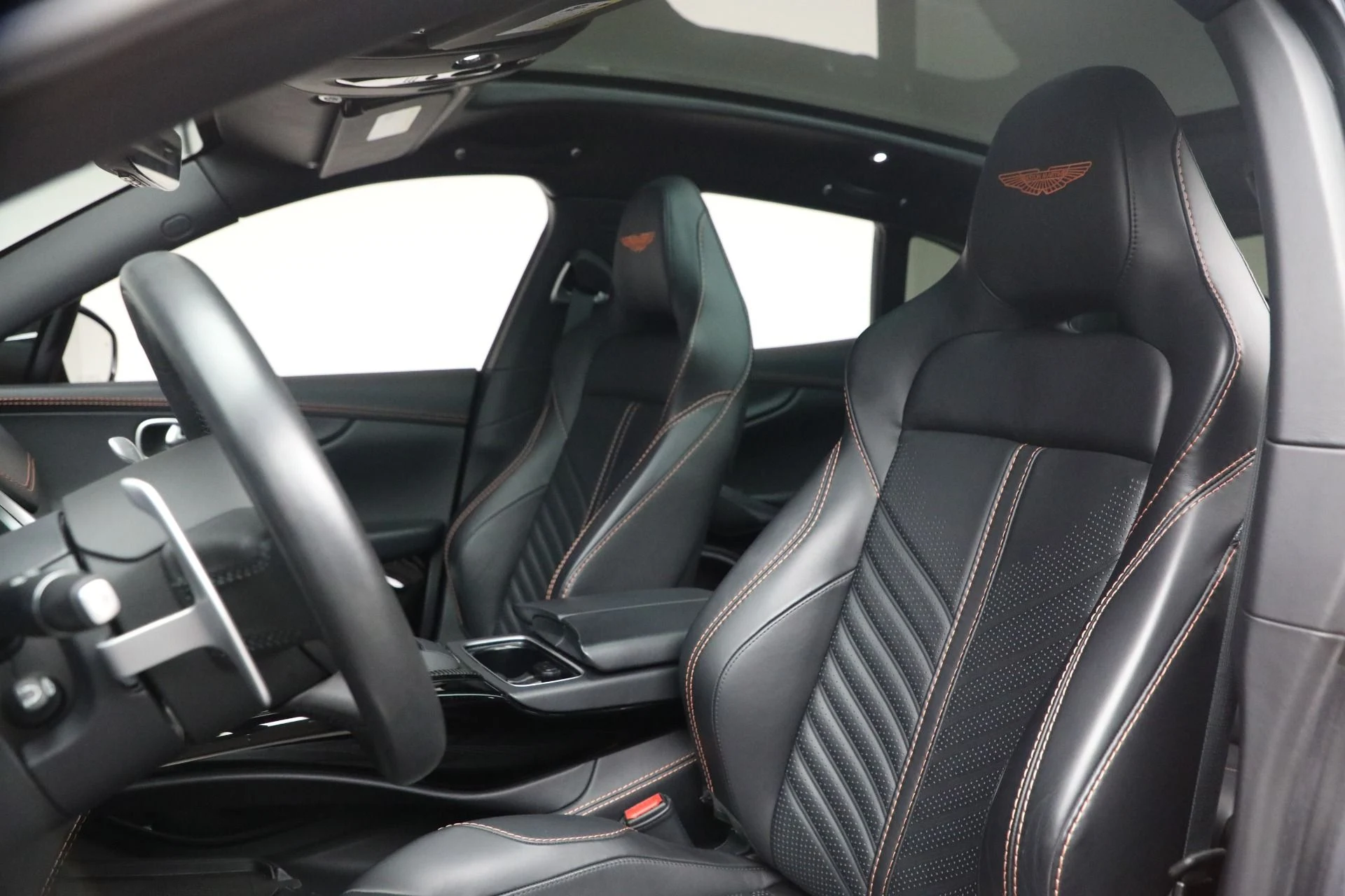 mph016_1189403314_Used_2023_Aston_Martin_DBX_707_1764179397_8c6f3eb56c