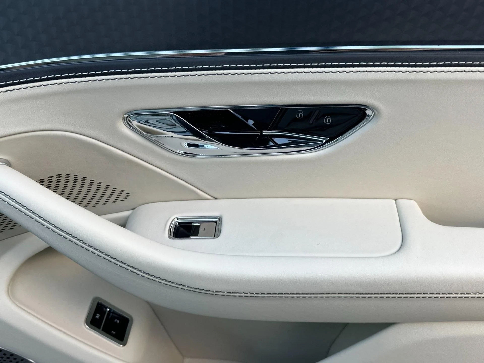 mph016_1199458664_New_2026_Bentley_Flying_Spur_1763565053_7476176cad