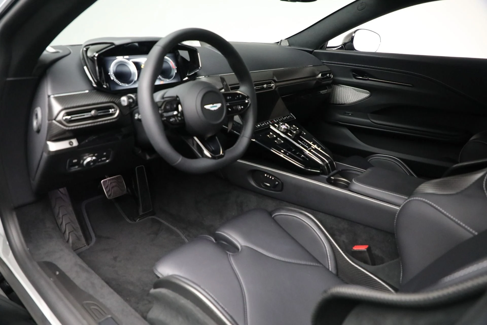 mph016_1213301269_New_2025_Aston_Martin_Vantage_b6641bf392