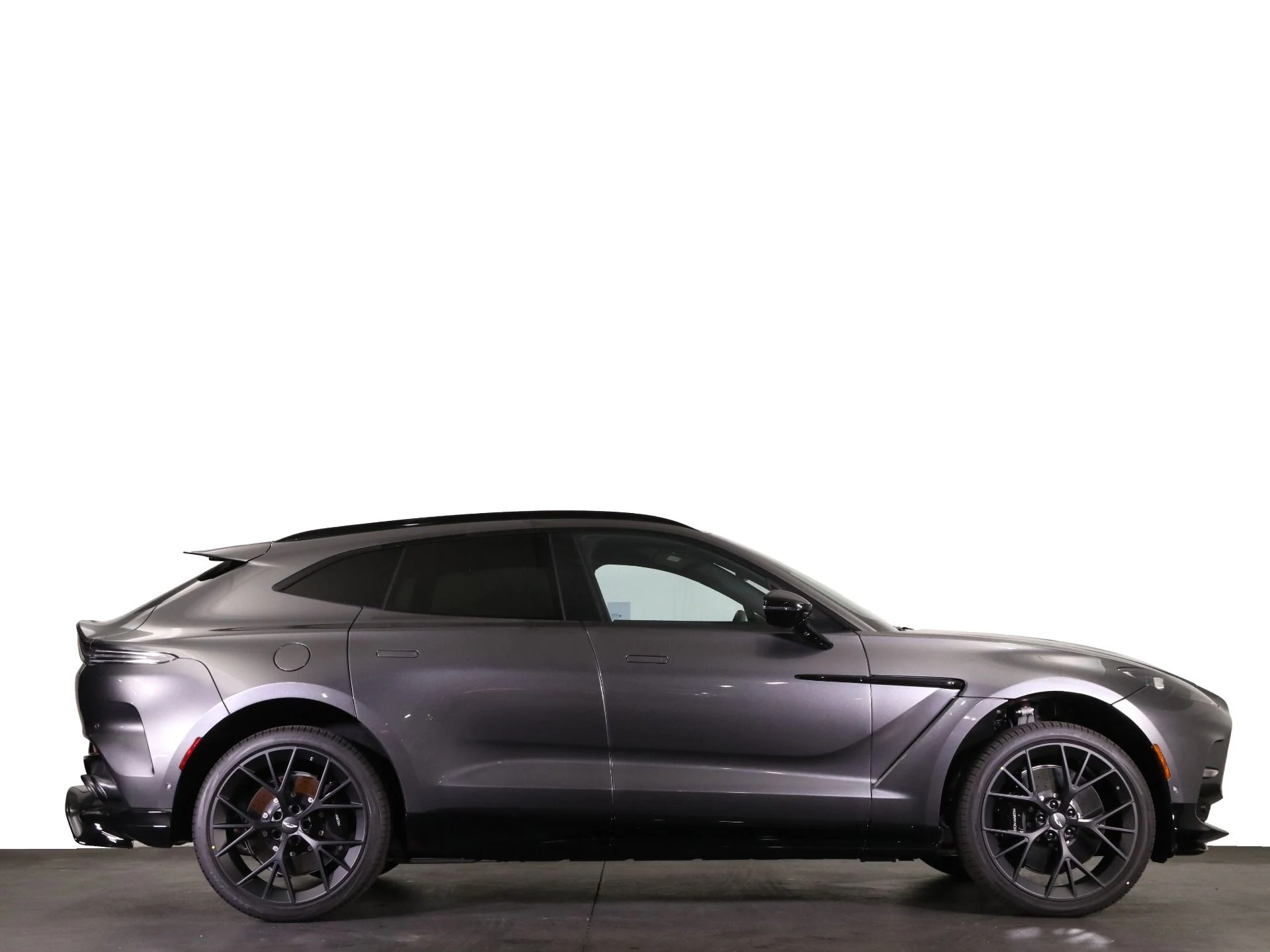 mph016_1218081961_New_2025_Aston_Martin_DBX_707_1742253294_0e8a8608f1