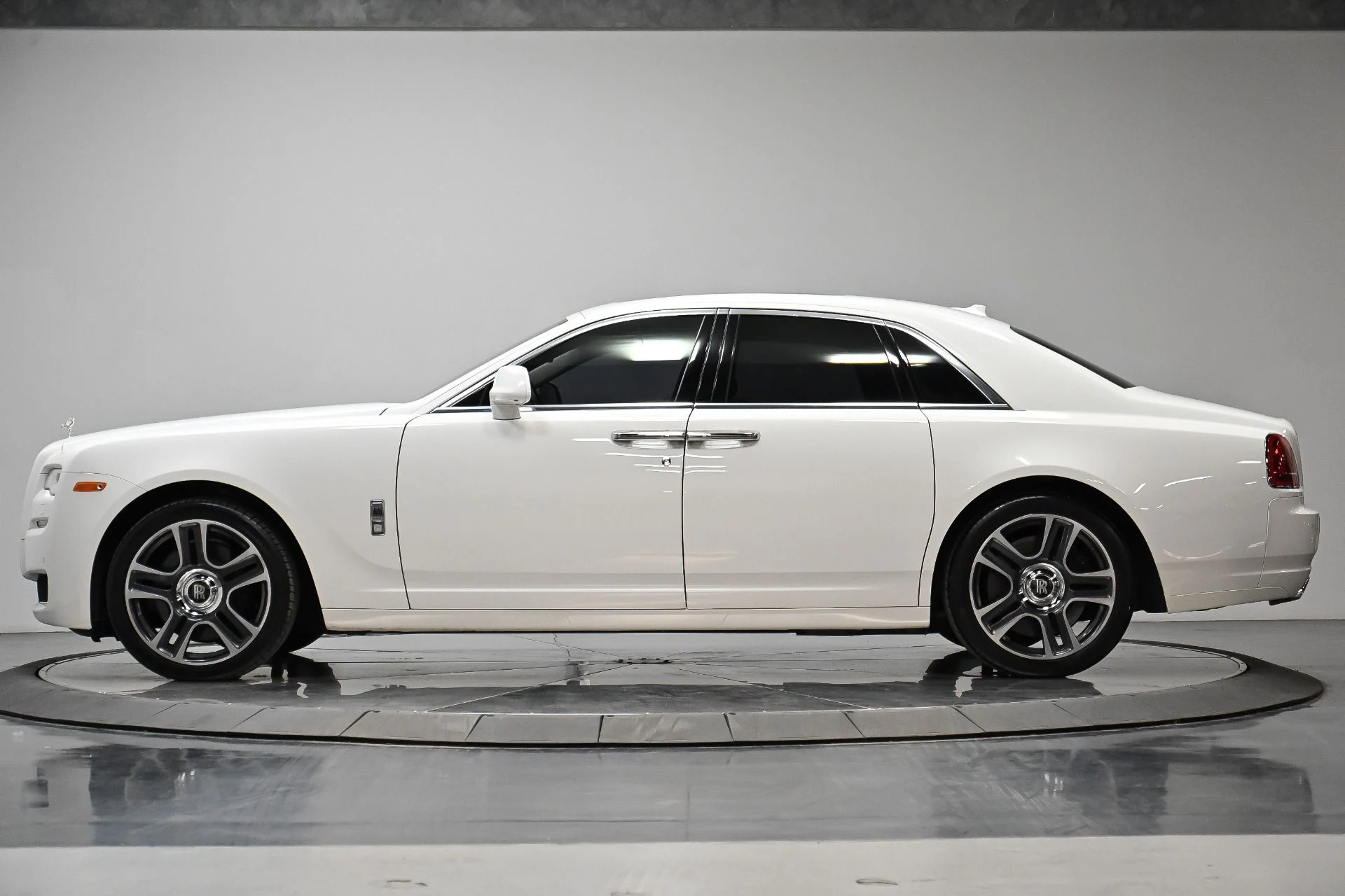 mph016_1218524102_Used_2017_Rolls_Royce_Ghost_1749695060_a40d642407