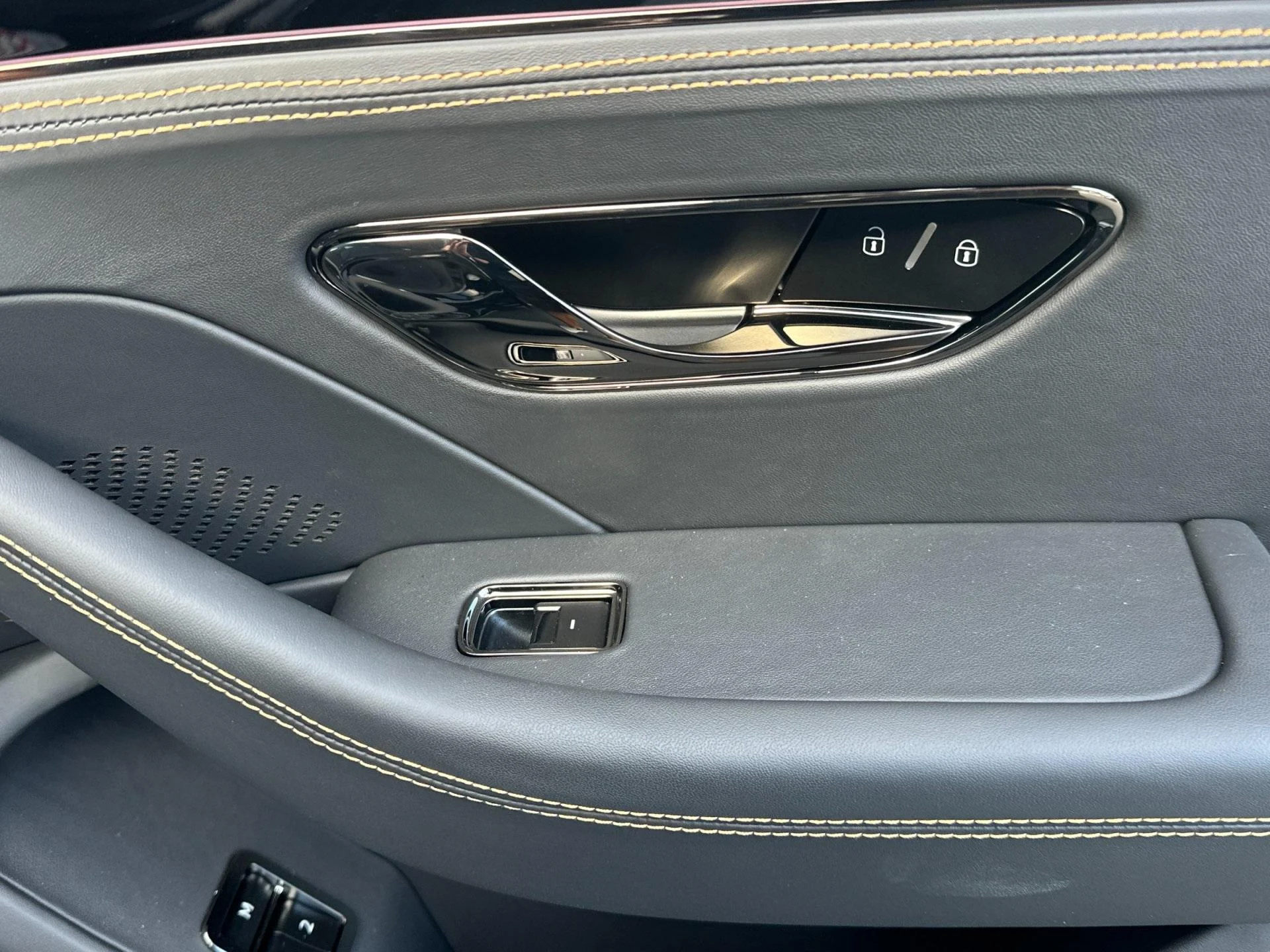 mph016_1222536466_New_2025_Bentley_Flying_Spur_1760603881_51ab728558