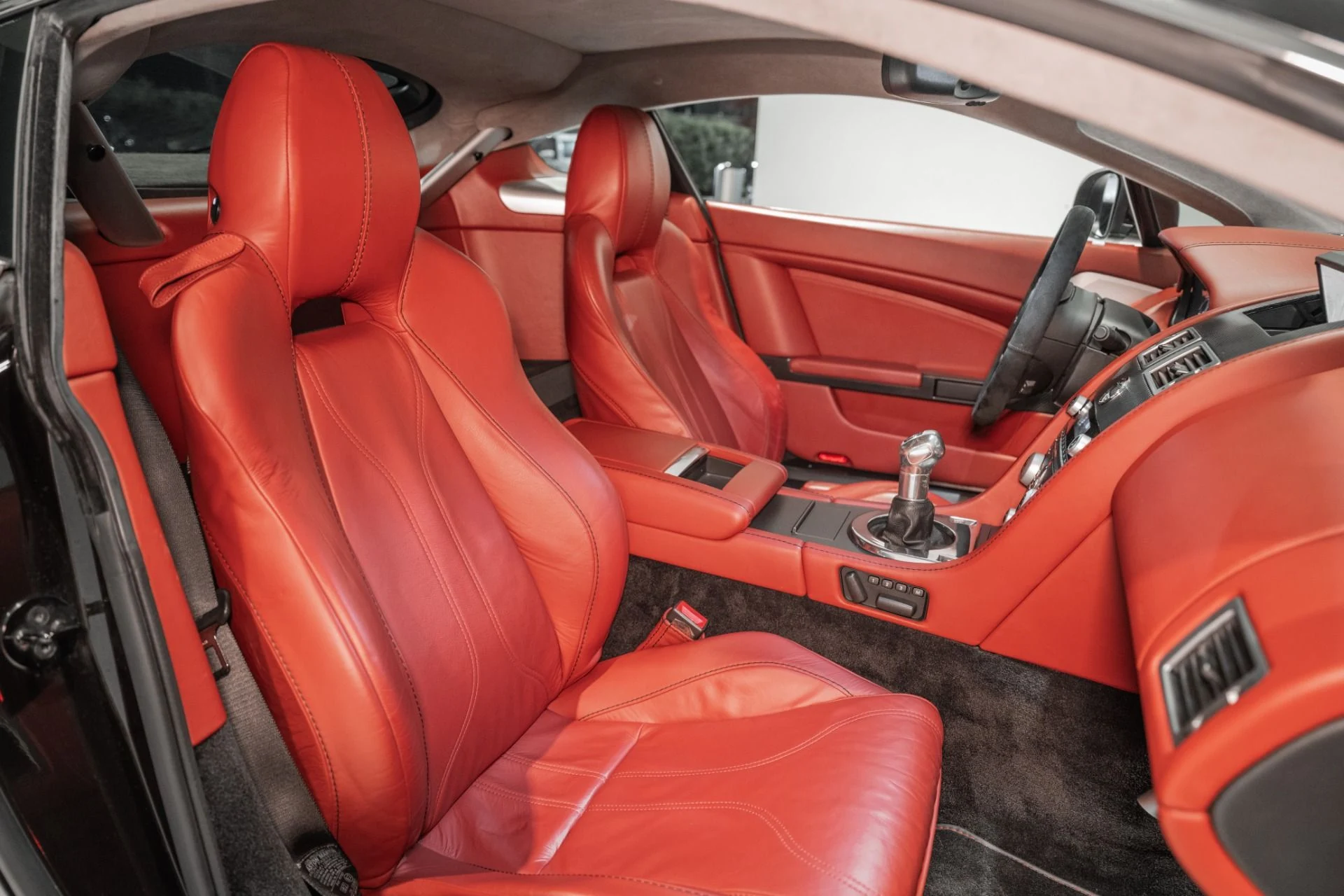 mph016_1233492047_Used_2011_Aston_Martin_V12_Vantage_1762183015_9e08eafc7e