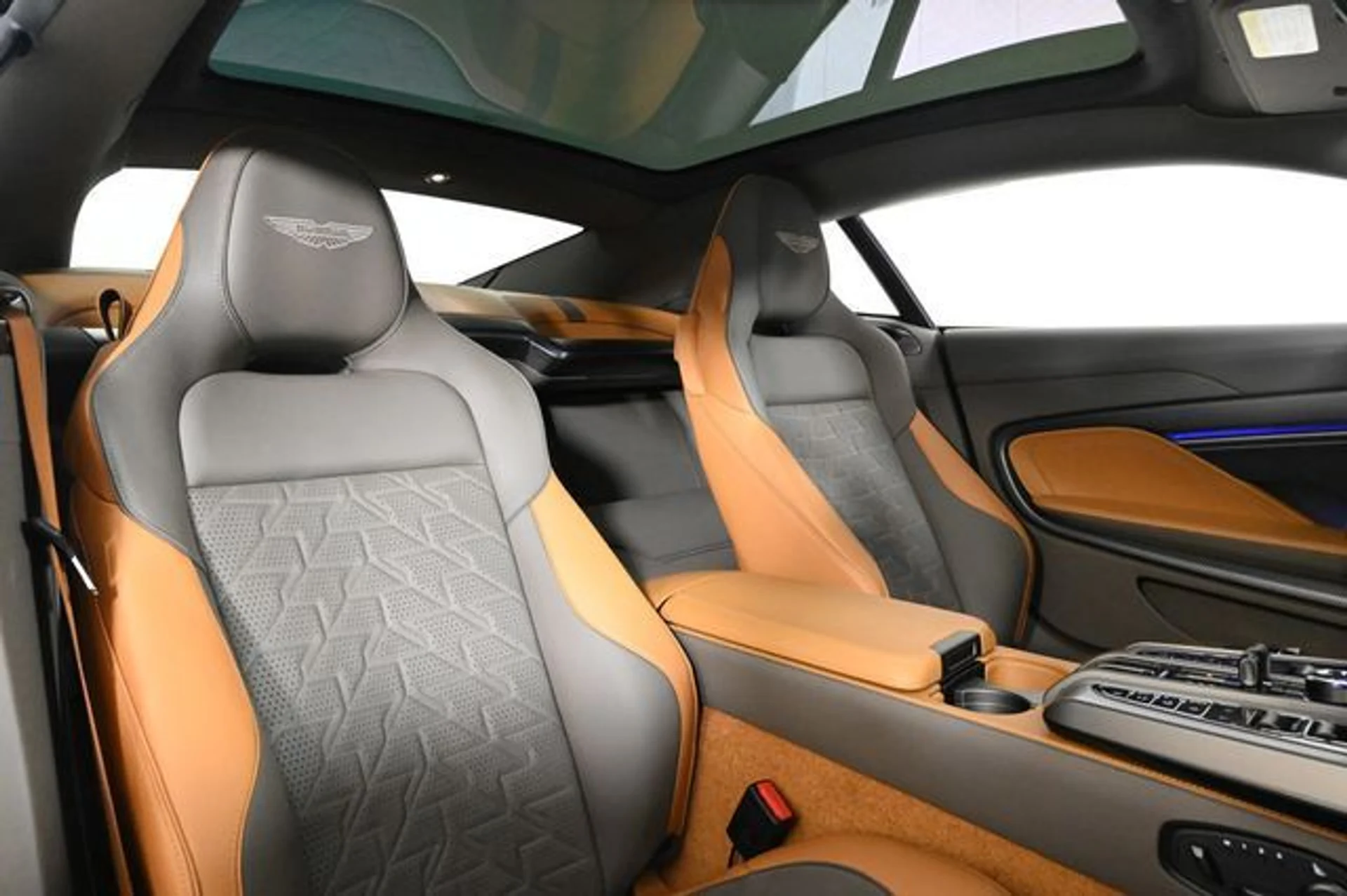 mph016_1251472531_new_2025_aston_martin_vanquish_coupe_11350_22897480_16_640_f1ba38117d