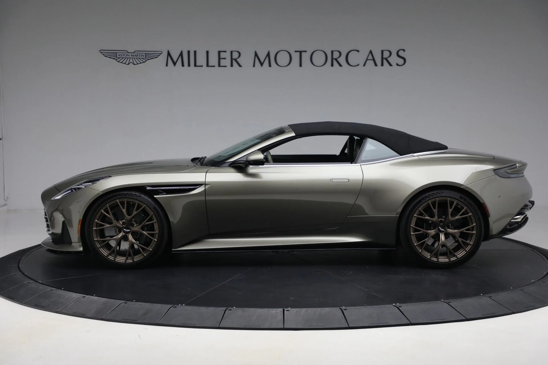 mph016_1255216906_Used_2024_Aston_Martin_DB_12_Volante_88fbba20cd