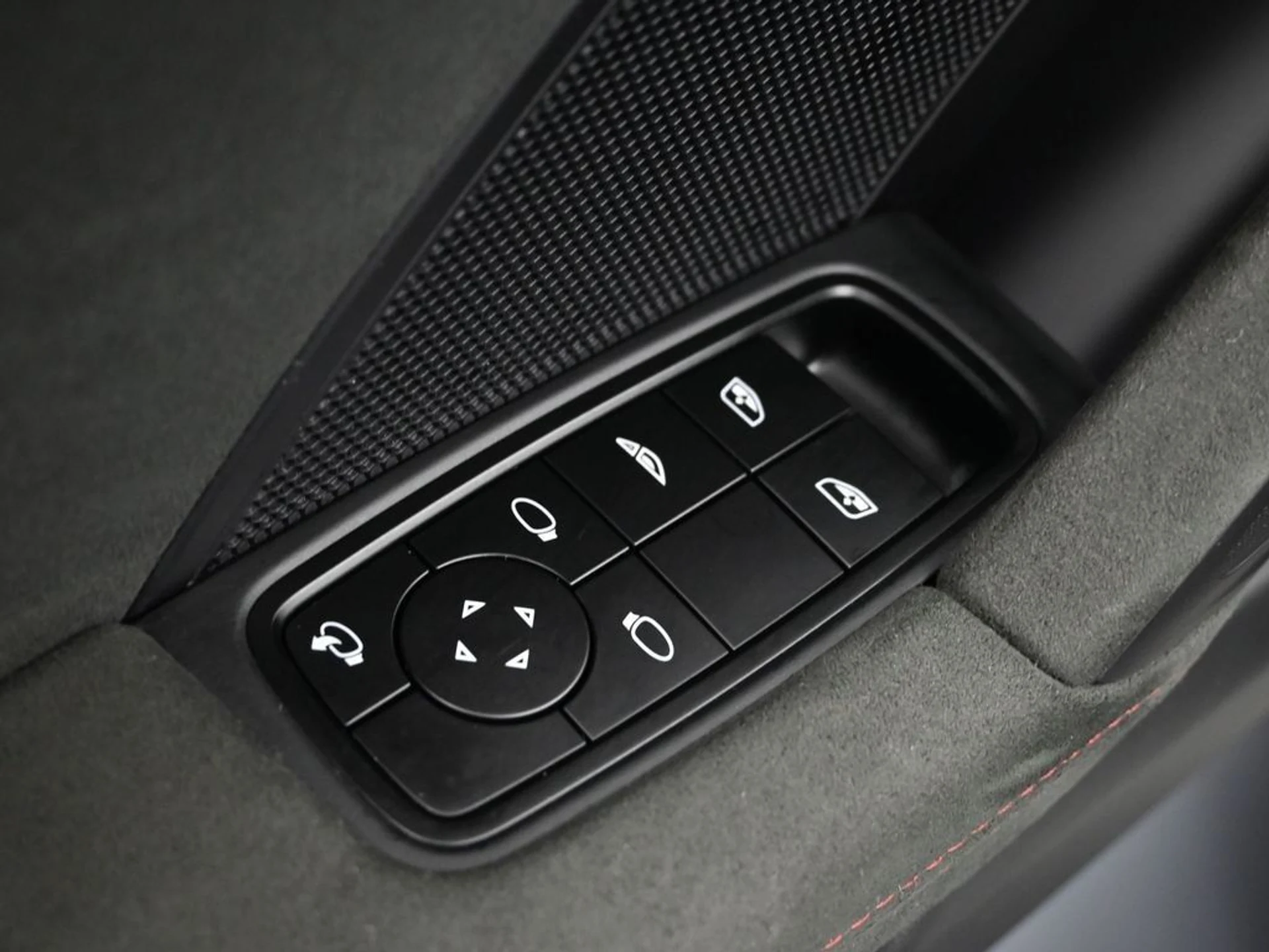 mph016_1256426943_28fab1e67776be7bb5bd841dc5a5d869x_1710977c99