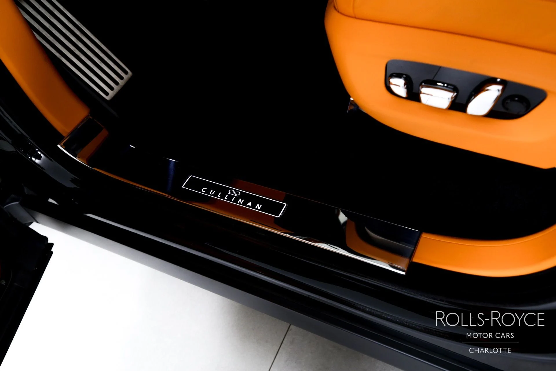 mph016_1261064331_Used_2023_Rolls_Royce_Black_Badge_Cullinan_1715880201_c772364682