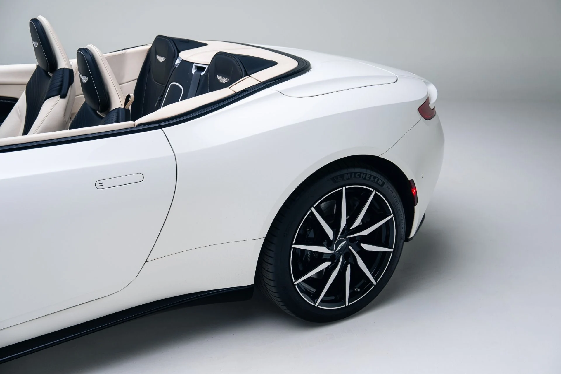 mph016_1271629688_Used_2020_Aston_Martin_DB_11_Volante_1764802988_57ecdeb5c6