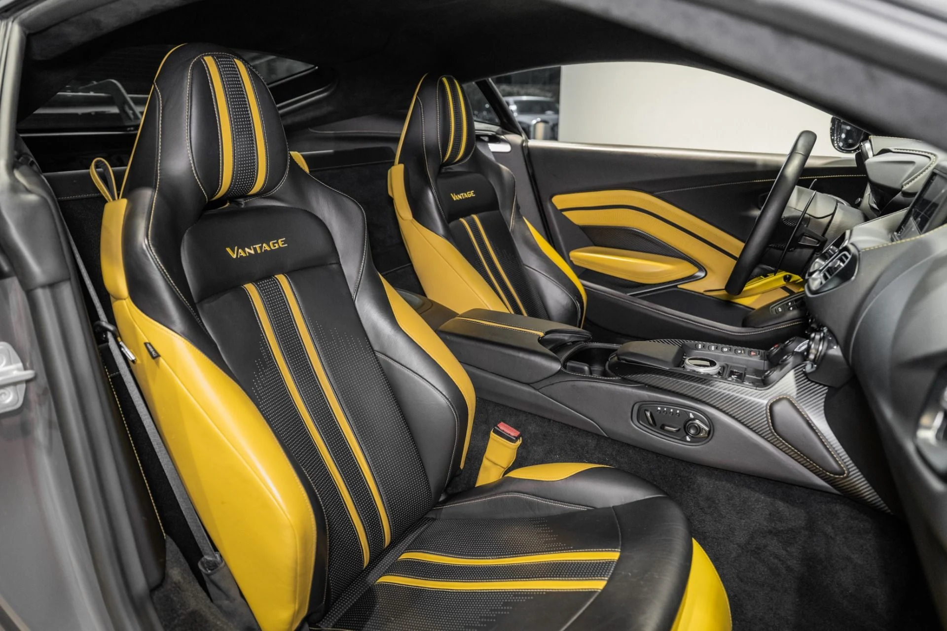 mph016_1273943030_Used_2019_Aston_Martin_Vantage_1765989078_1e1f2e5d48