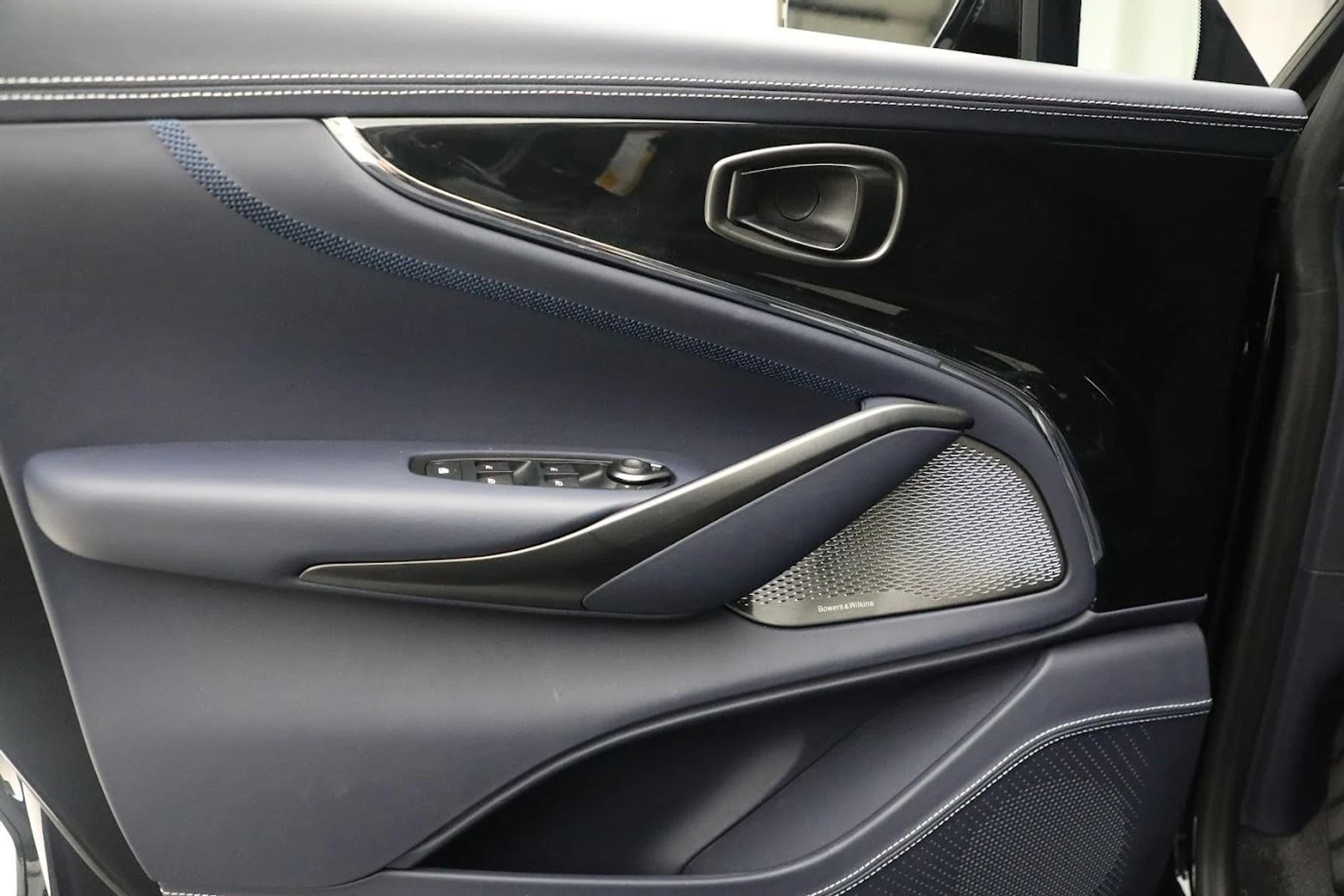 mph016_1279010914_New_2025_Aston_Martin_DBX_707_d550c33156