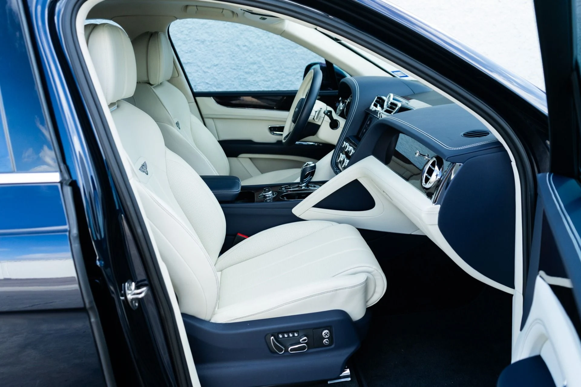 mph016_1288493988_Used_2024_Bentley_Bentayga_V8_1761672305_3ae4ed9d32