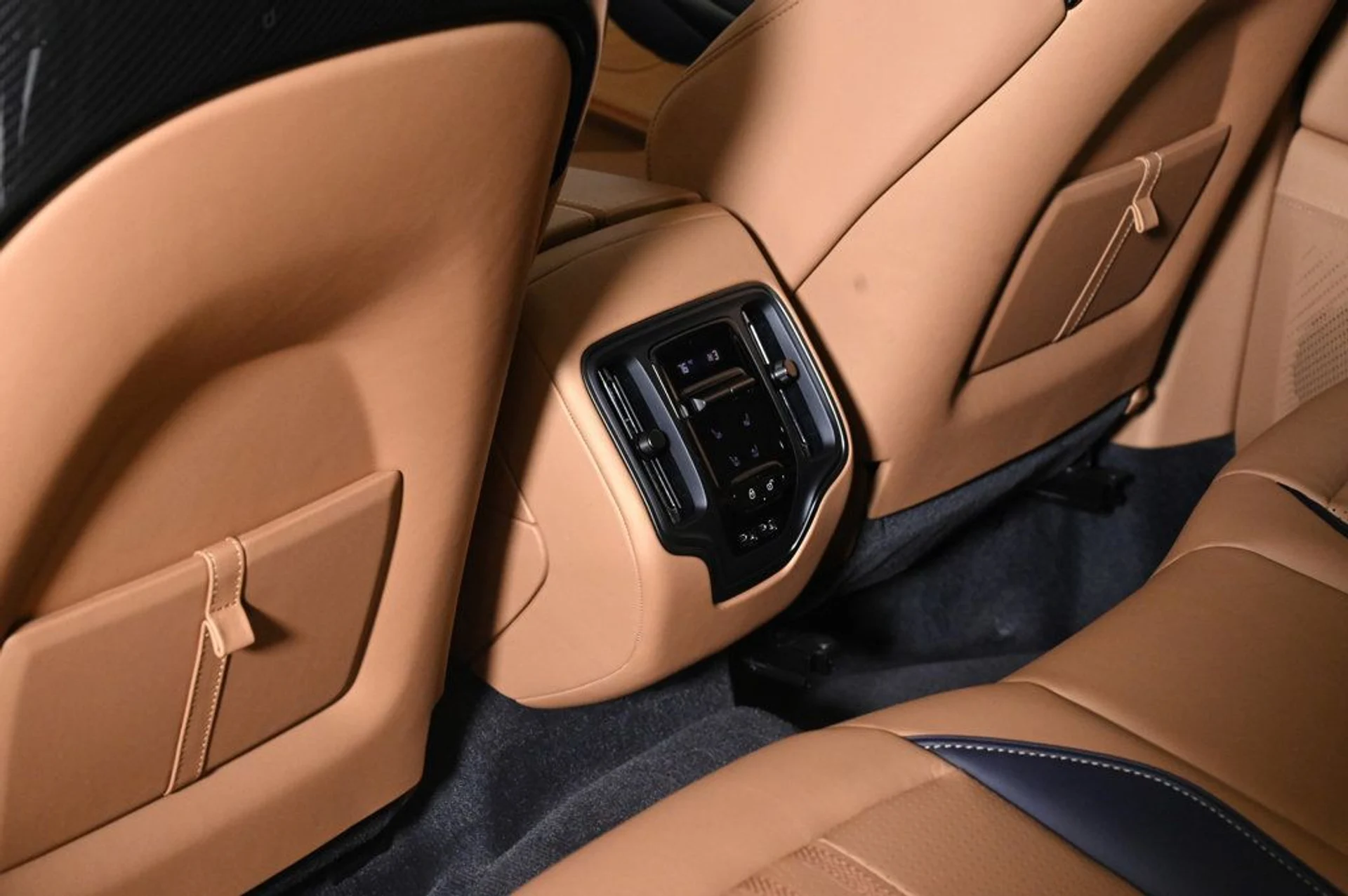 mph016_1296545262_new_2026_aston_martin_dbx_707awd_11350_22964194_17_1024_78fa4ee629