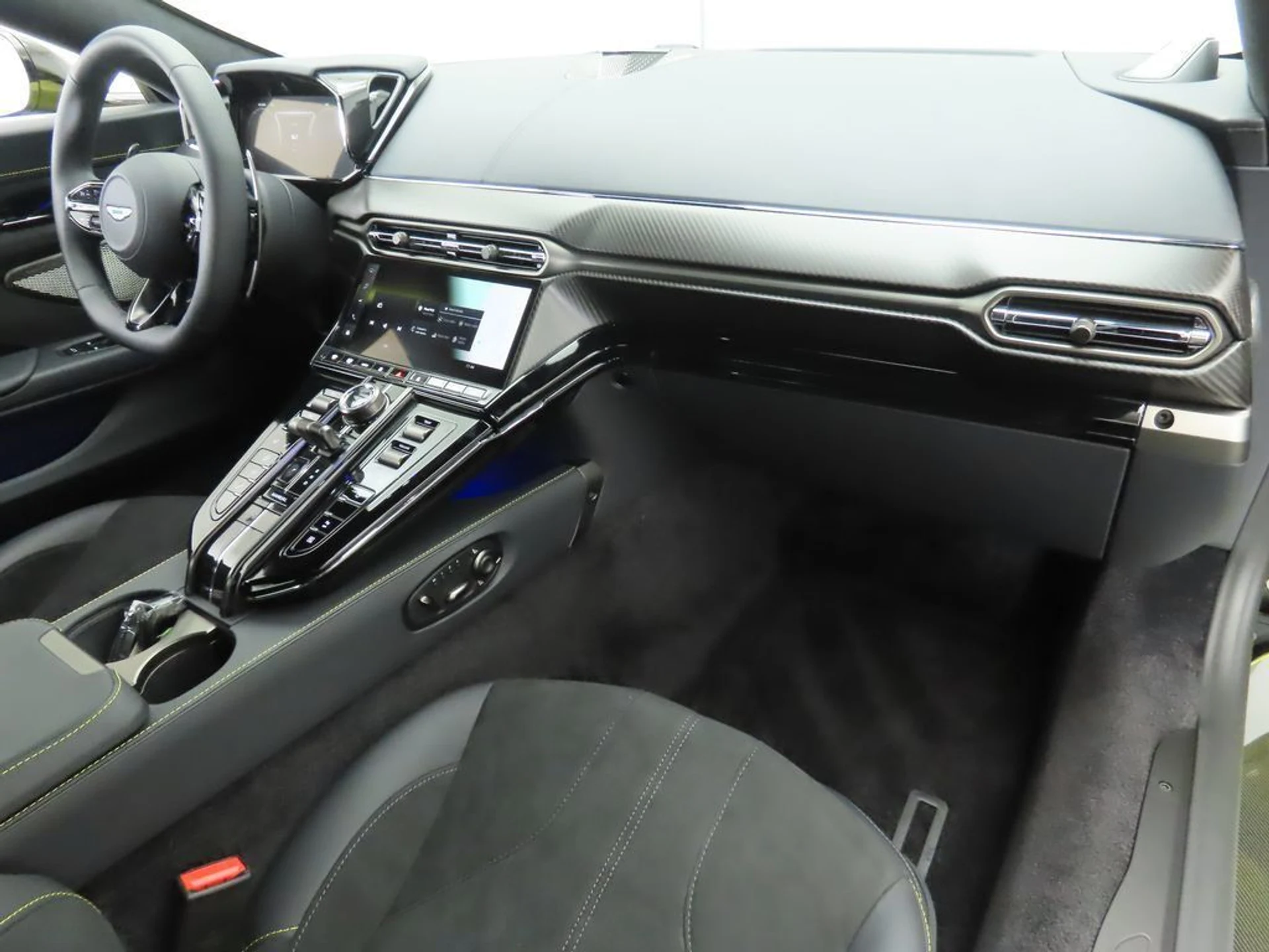 mph016_130628903_used_2025_aston_martin_vantage_coupe_8119_22966347_17_1024_bb6e410294