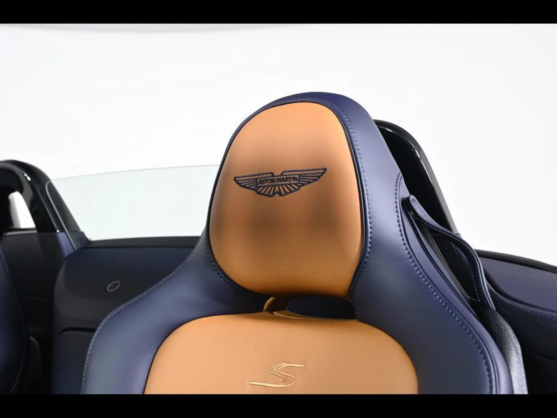 mph016_1310922036_new_2026_aston_martin_vantage_sroadster_11350_23075062_17_1024_01330556a5