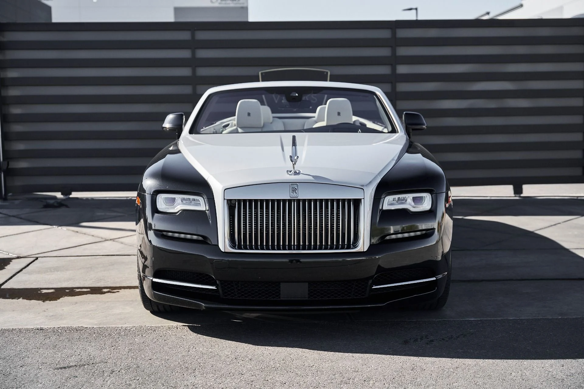 mph016_1311725993_Used_2016_Rolls_Royce_Dawn_Base_1770086693_84e67528dc