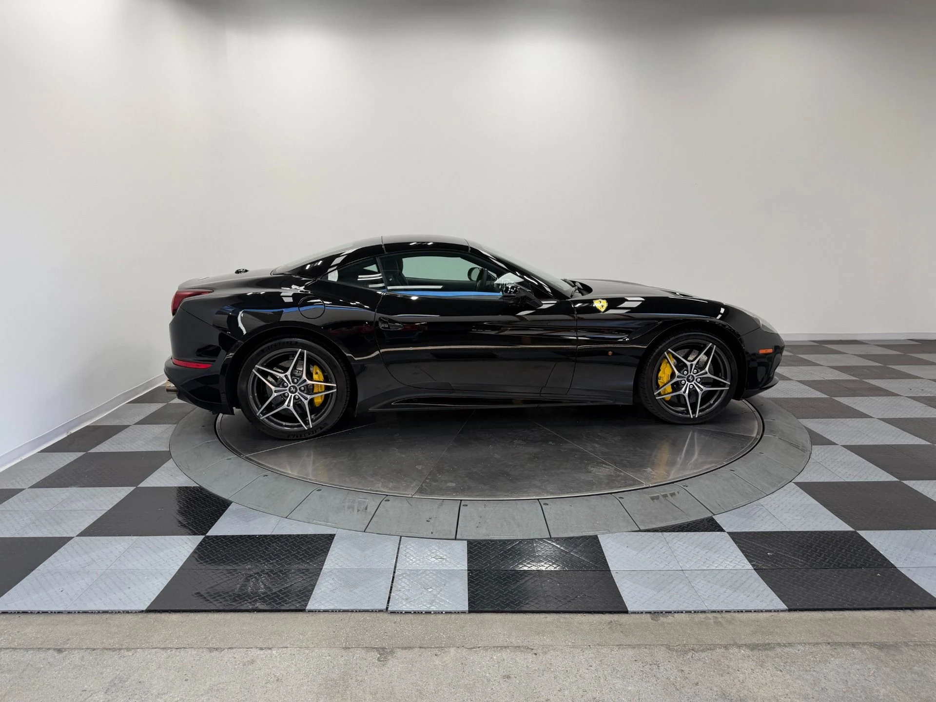 mph016_1311838874_Used_2016_Ferrari_California_T_Carbon_Fiber_Driving_Zone_Twin_Turbo_Power_1782147387_770ce08433