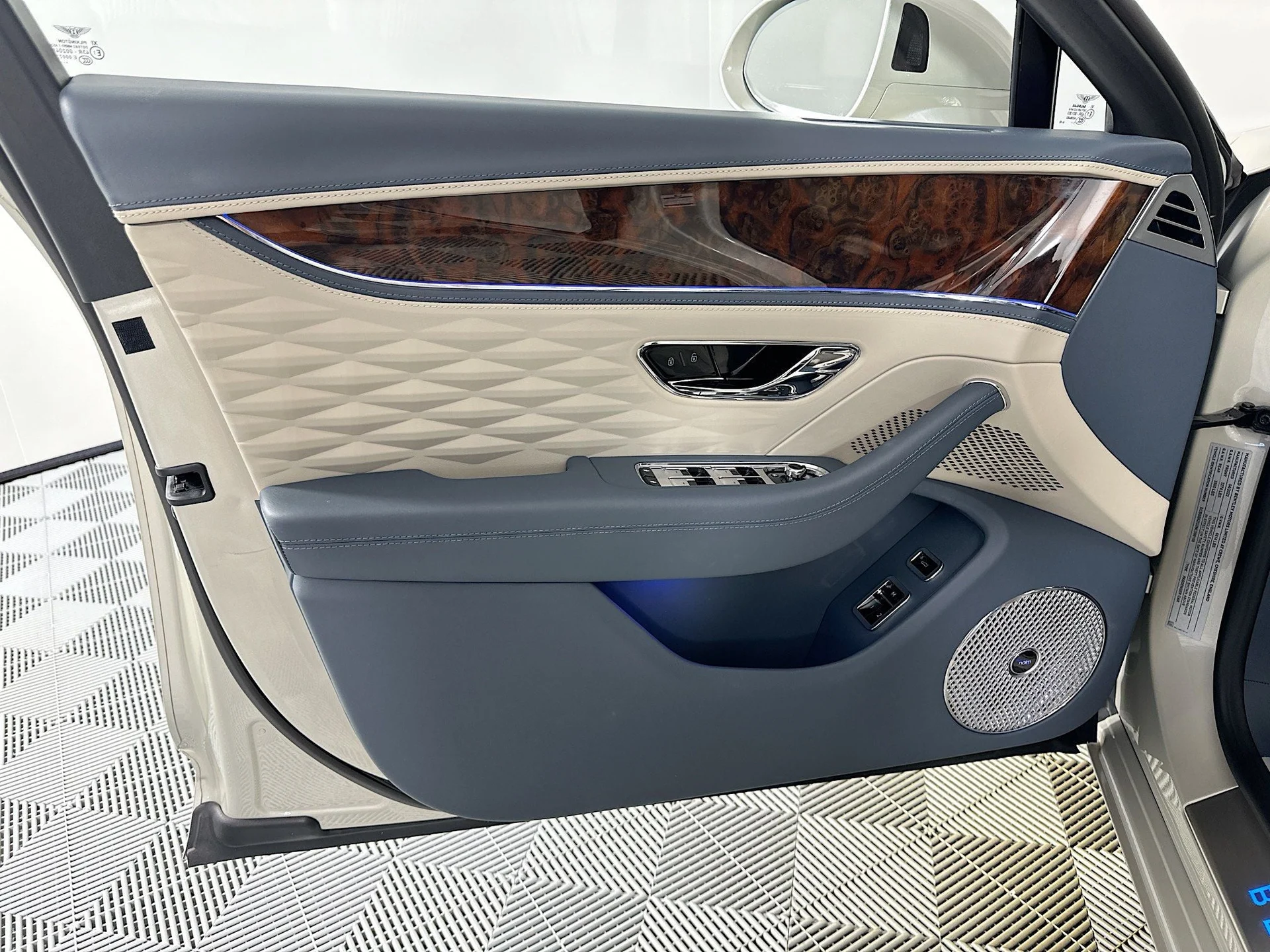 mph016_131963980_17_d9c64d1d37