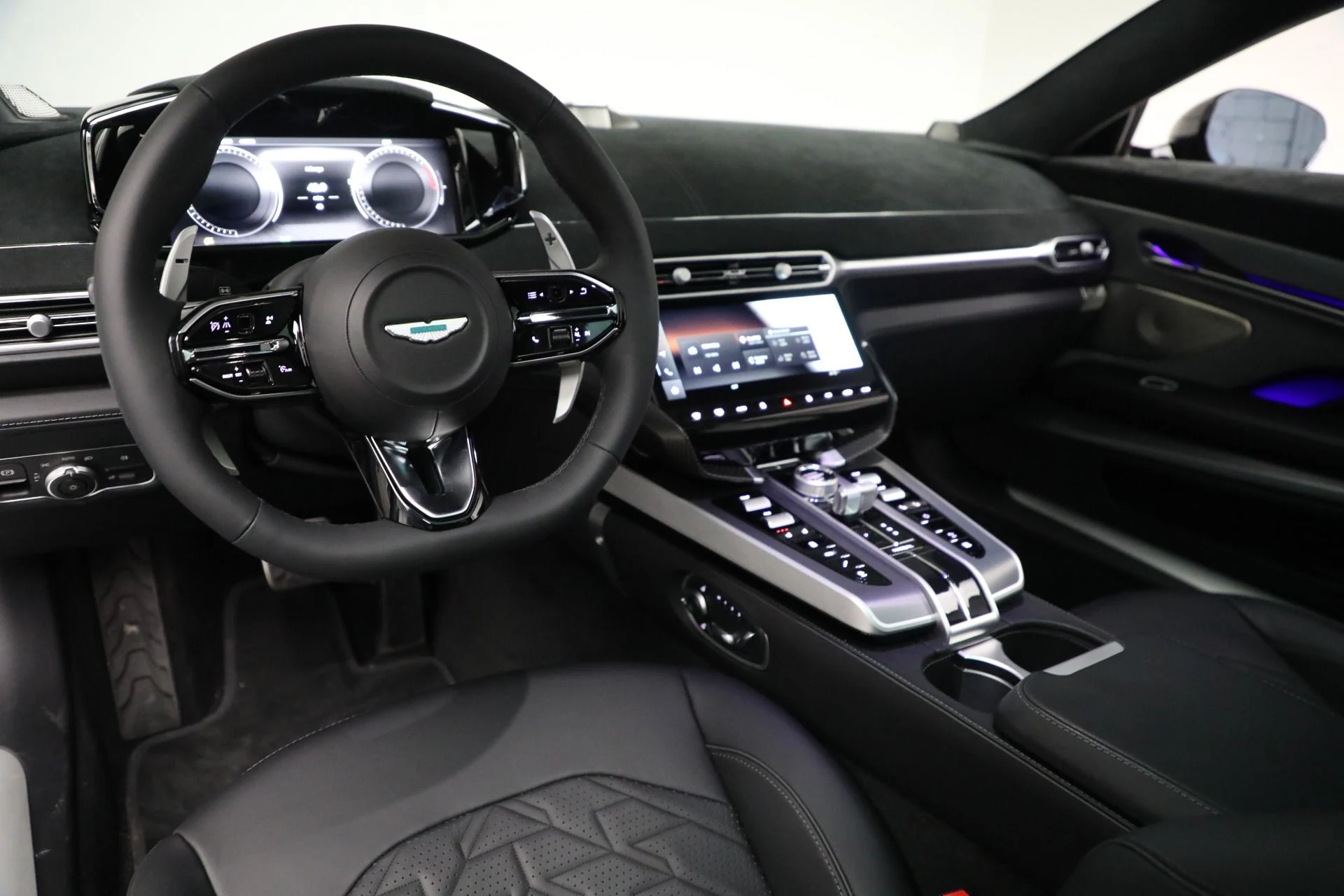 mph016_1323981095_New_2025_Aston_Martin_Vanquish_7672cdb010
