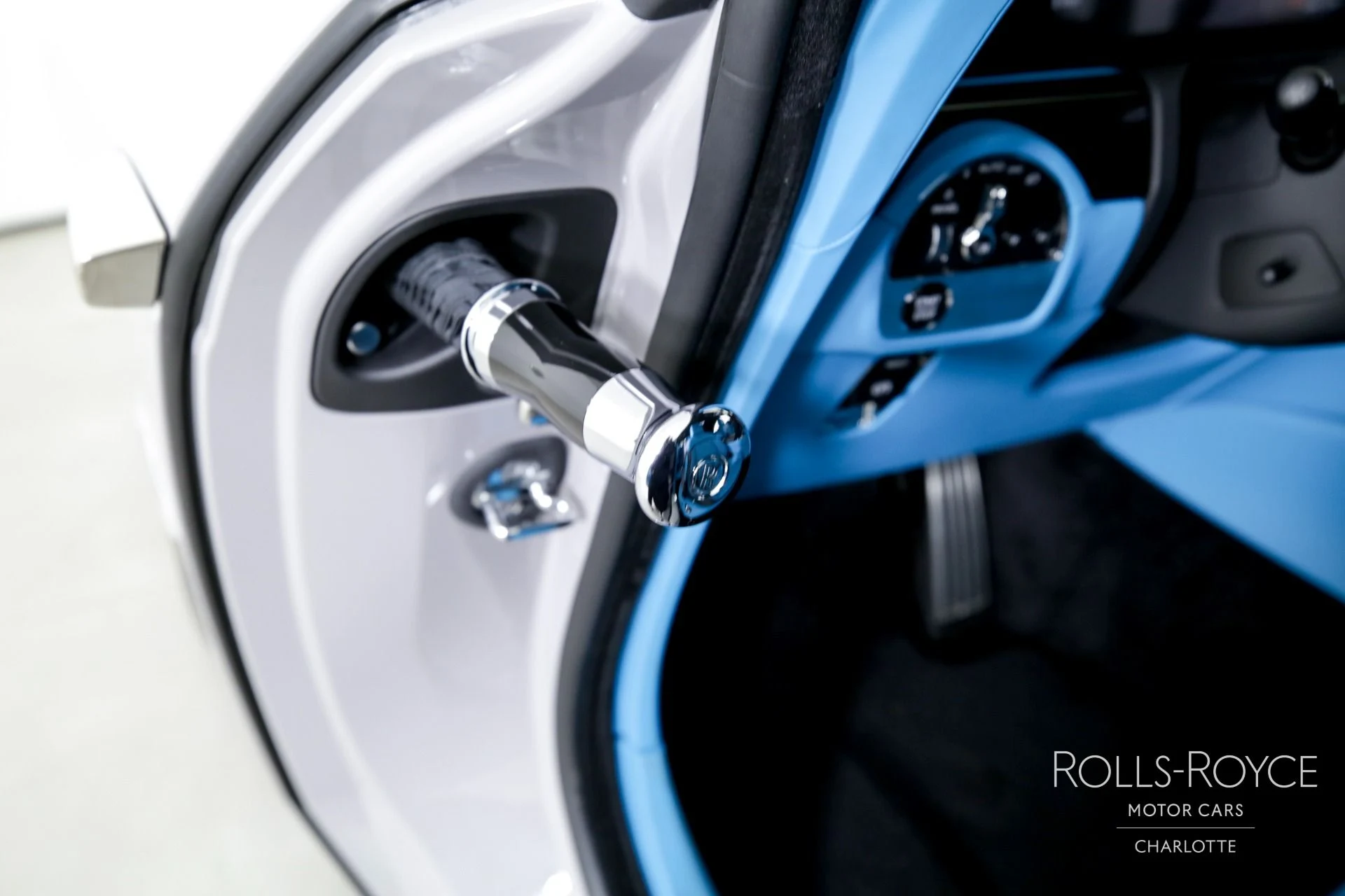 mph016_1351613413_Used_2025_Rolls_Royce_Spectre_1734039852_4be02e9889