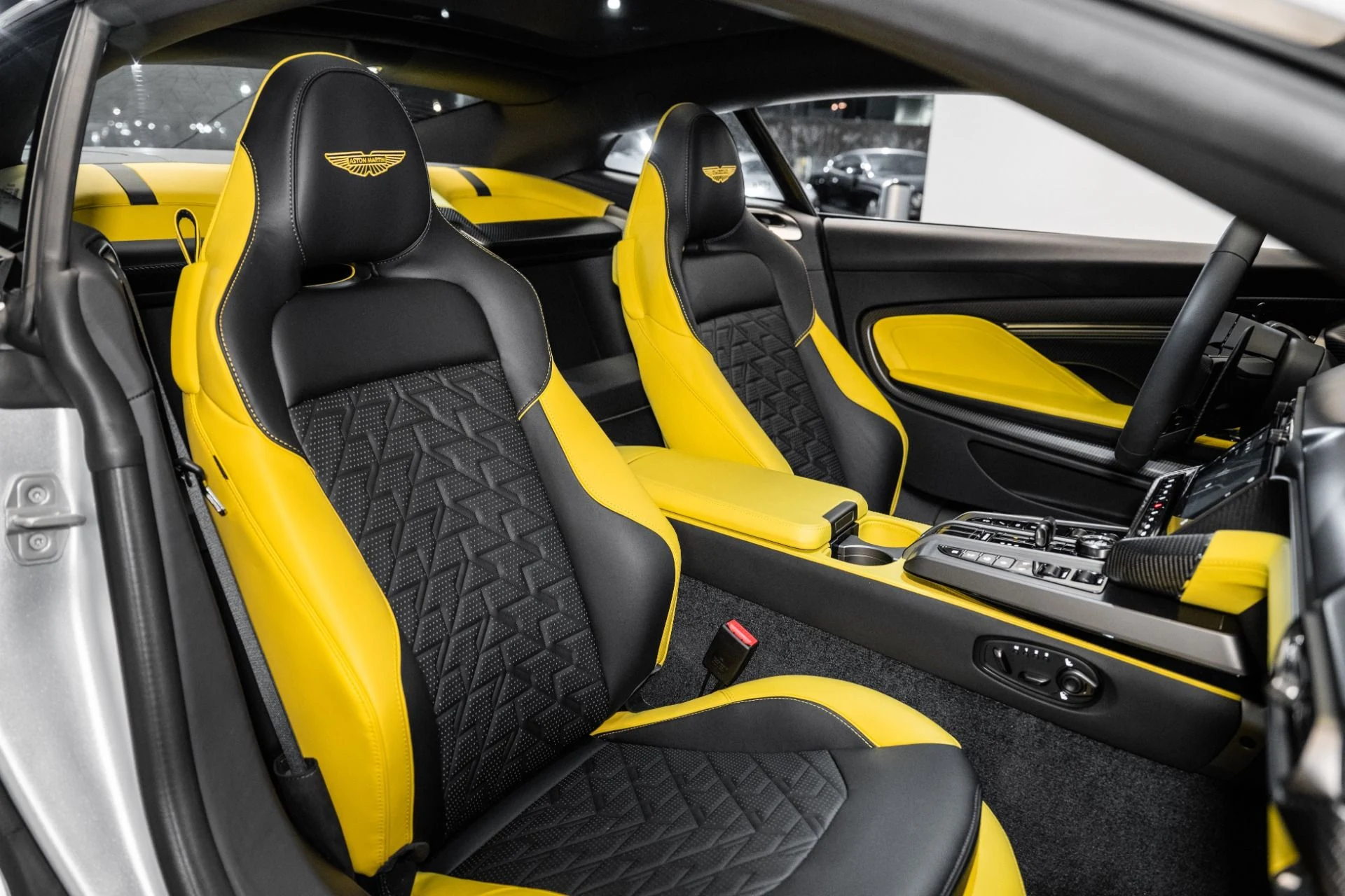 mph016_1352660709_Used_2025_Aston_Martin_Vanquish_1741191405_8d4d625538