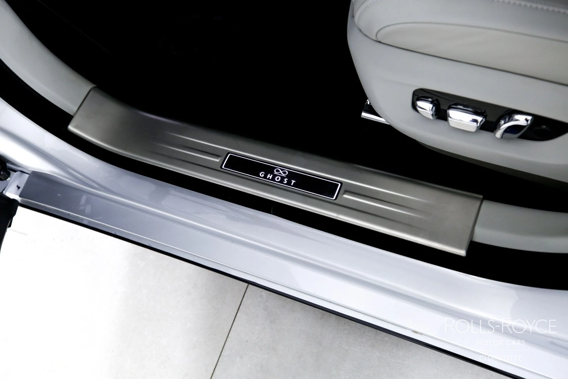 mph016_1352816302_Used_2022_Rolls_Royce_Black_Badge_Ghost_1713469373_e7466e9682