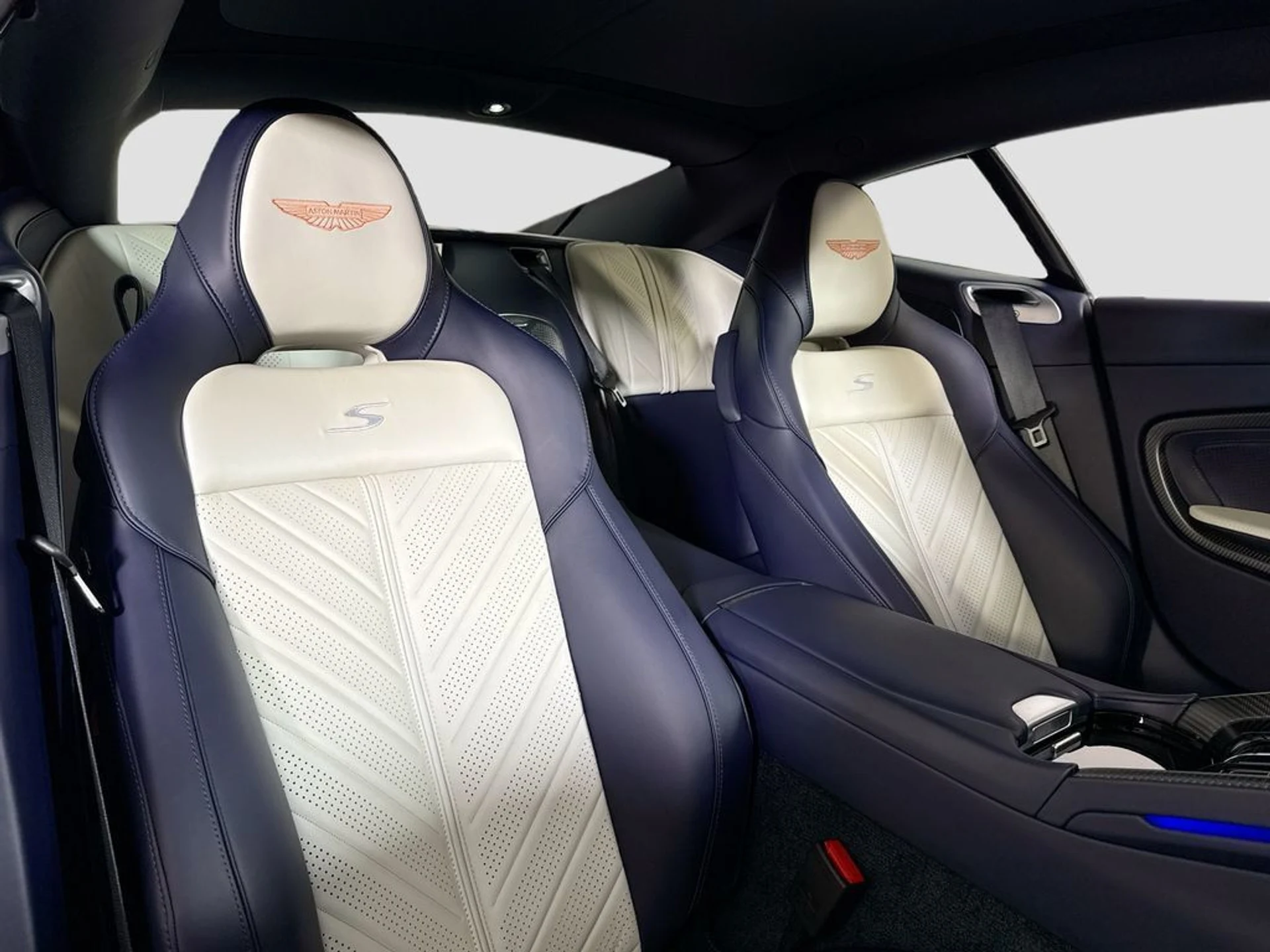 mph016_1392525947_new_2026_aston_martin_db12_11350_23038289_17_1024_dcfab6cee6