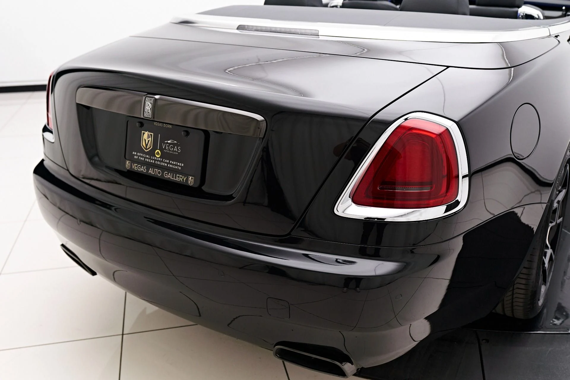 mph016_1393393375_Used_2018_Rolls_Royce_Dawn_Base_1712097655_9e4df8cdb4