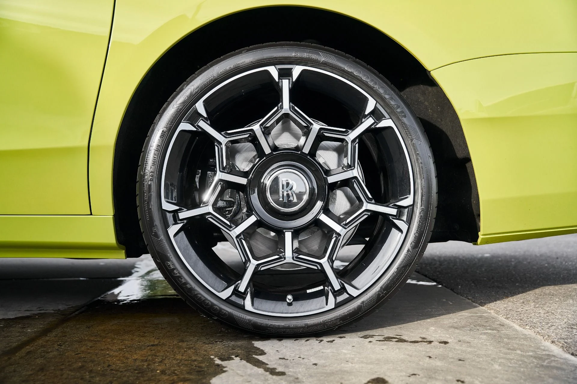 mph016_1394731326_Used_2025_Rolls_Royce_Ghost_Black_Badge_1769049479_afab342e9c