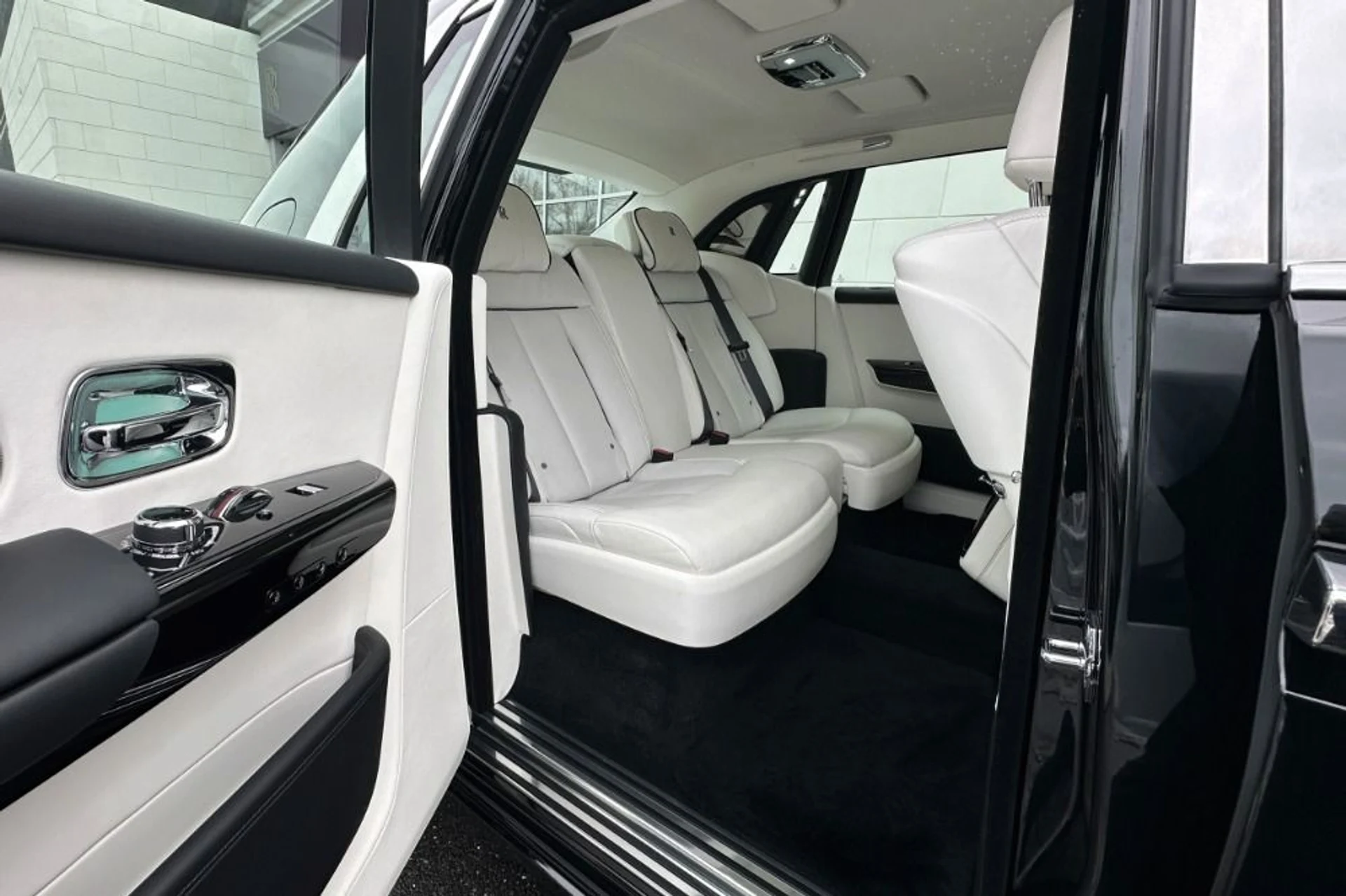 mph016_1403364989_Used_2023_Rolls_Royce_Phantom_1769430956_107cdfb46f