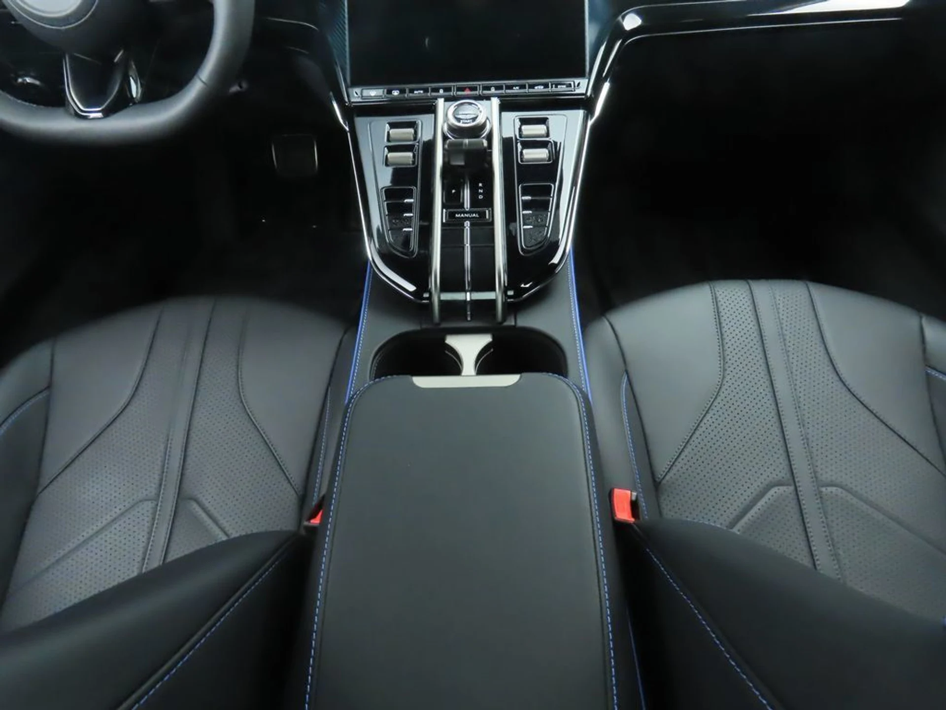 mph016_1408930410_used_2025_aston_martin_vantage_coupe_8119_23008719_17_1024_329f186480