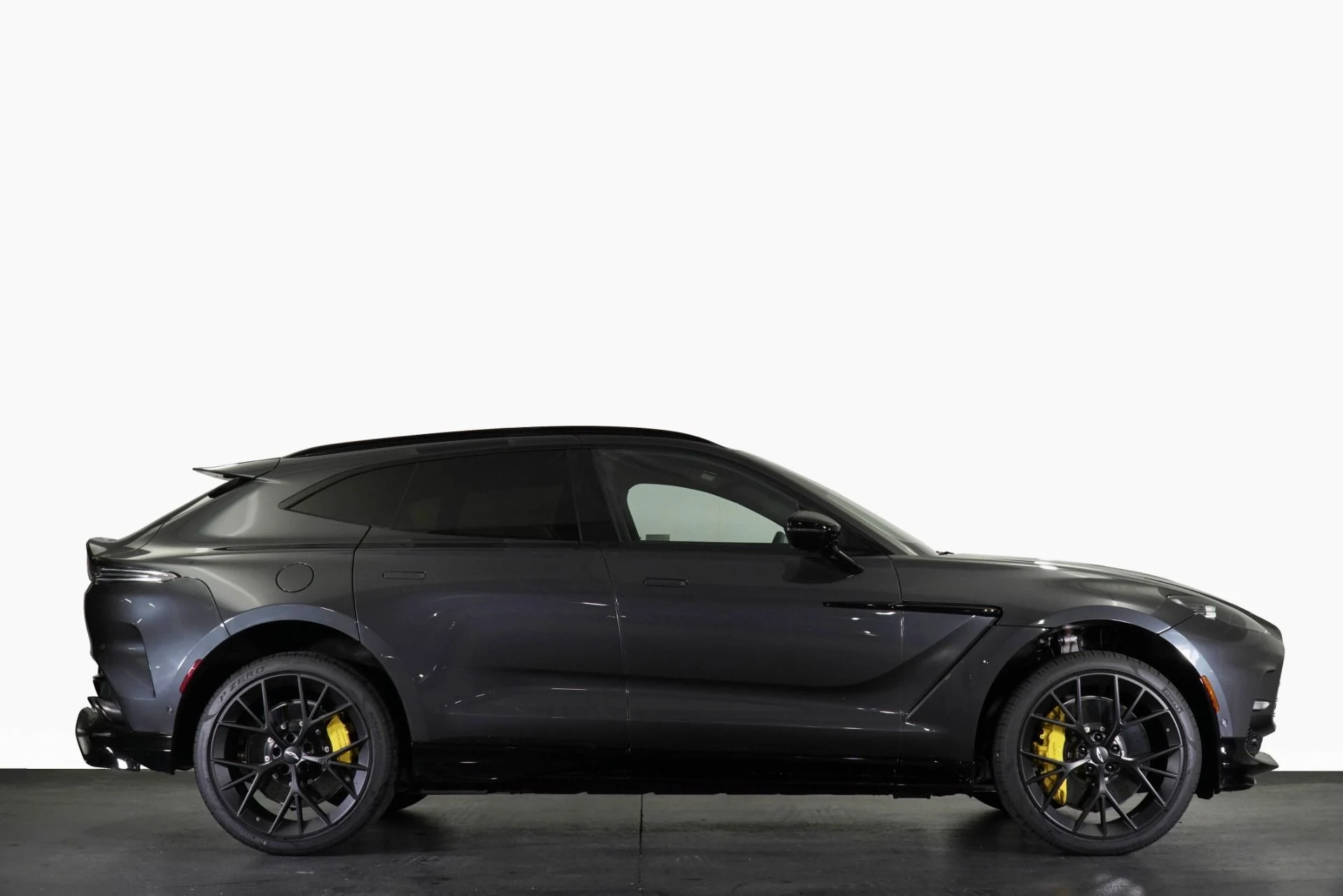 mph016_1422222502_New_2026_Aston_Martin_DBX_707_1771009088_1895b342da