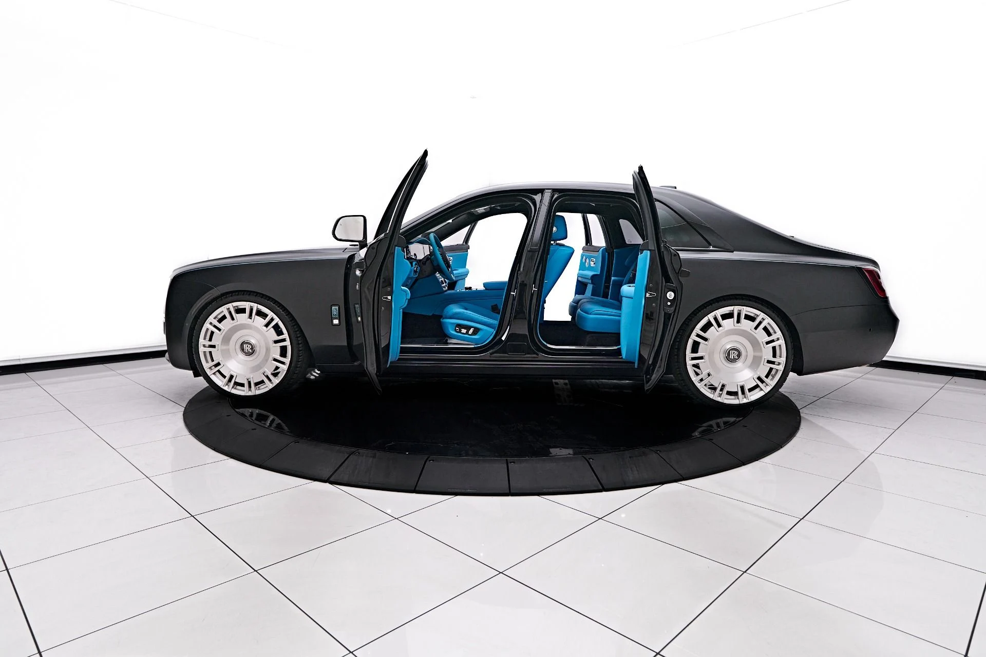 mph016_1448464886_Used_2024_Rolls_Royce_Ghost_Base_1755131984_41467da2b8