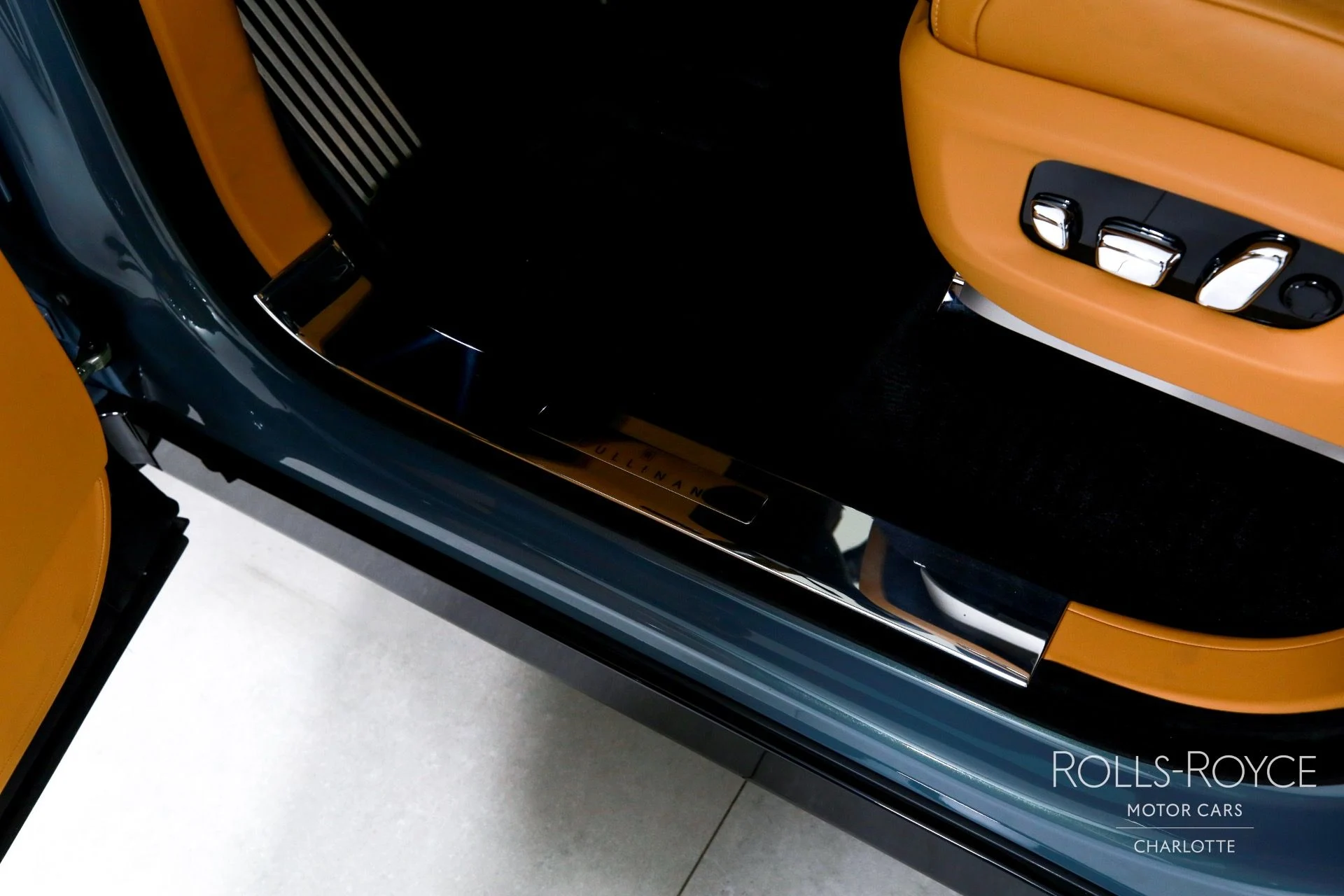 mph016_1491253981_Used_2025_Rolls_Royce_Cullinan_1759510735_53f0528d2e