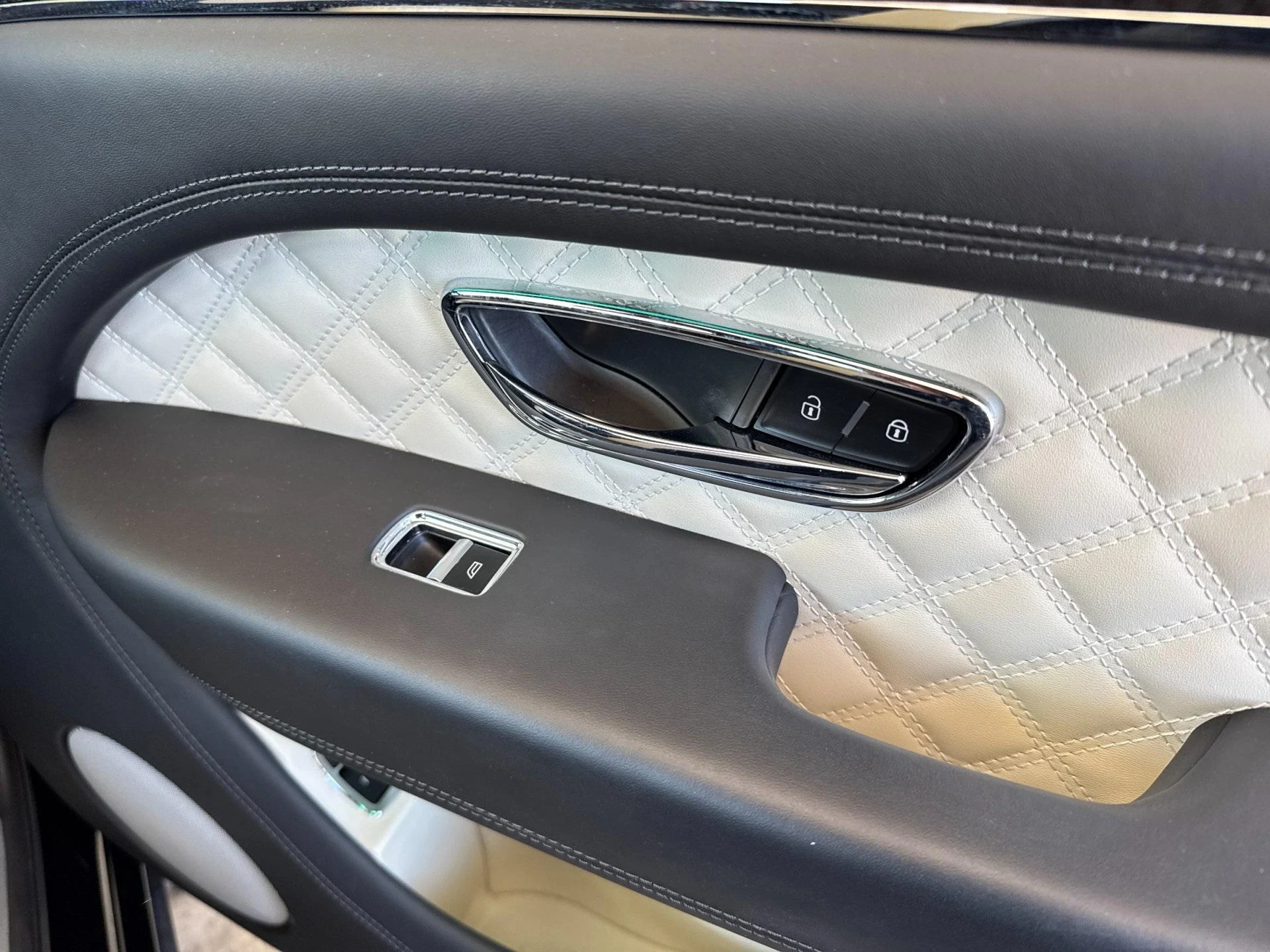 mph016_1496832008_Used_2022_Bentley_Bentayga_V8_1760603794_42151d7002