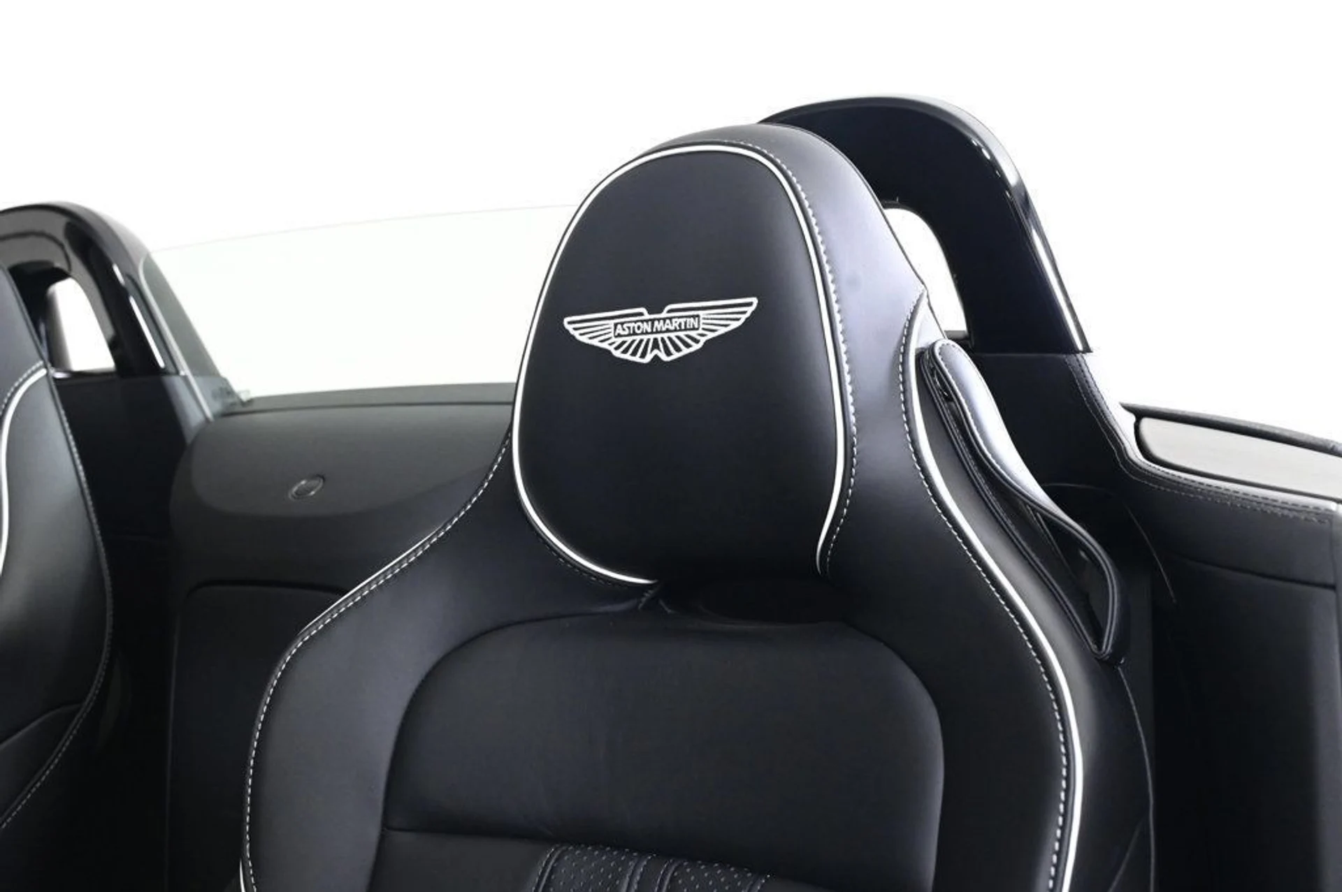 mph016_1504878944_new_2026_aston_martin_vantage_roadster_11350_22950965_17_1024_2d2b5159c6
