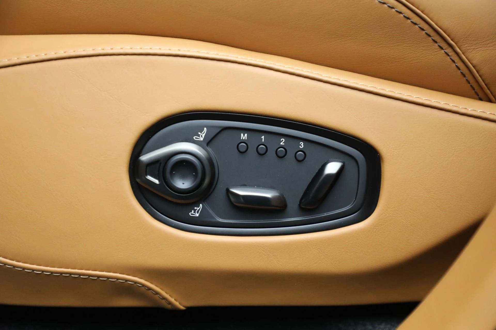 mph016_1510049244_New_2025_Aston_Martin_DBX_707_707_13b4f88e61