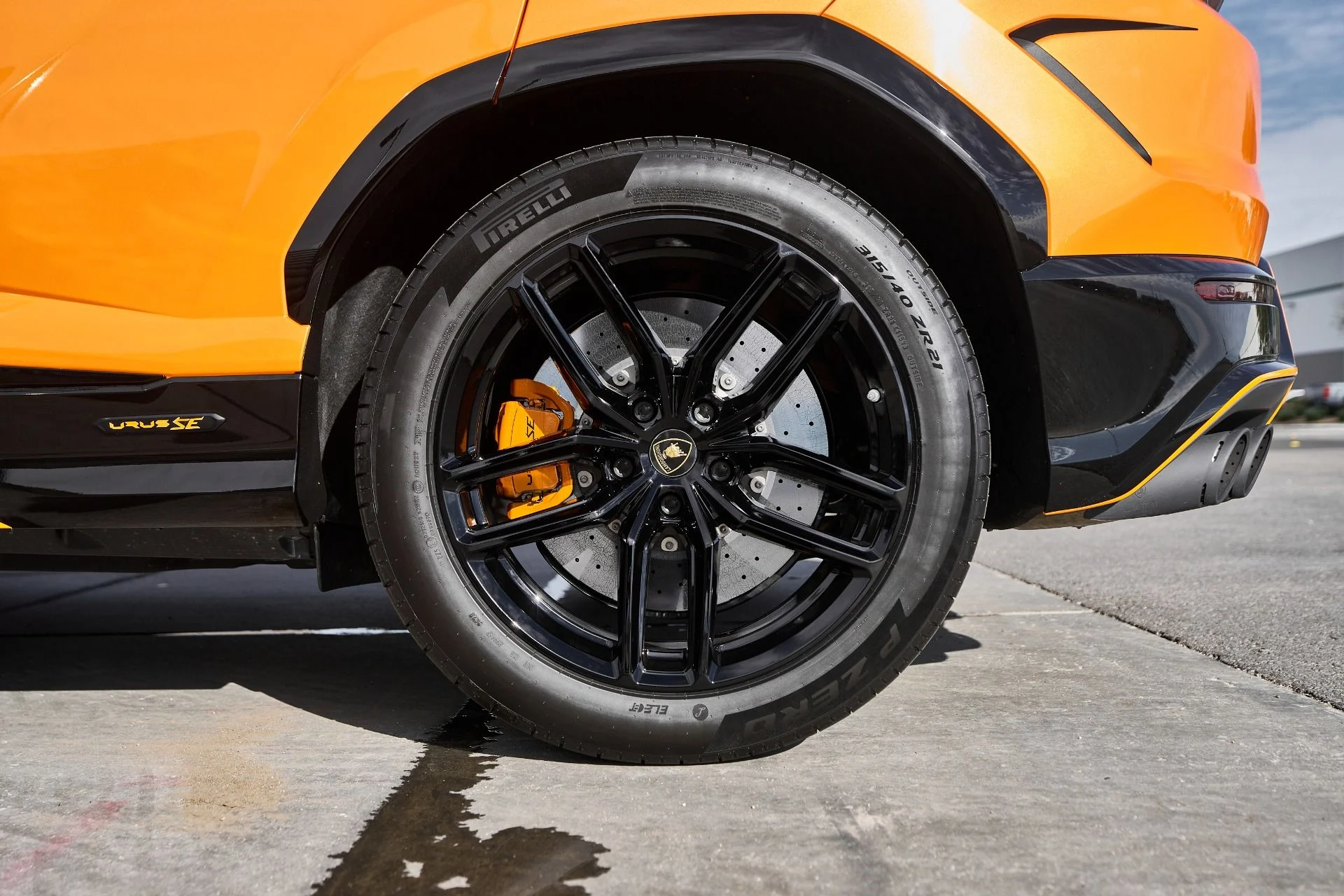 mph016_1511117481_Used_2025_Lamborghini_Urus_SE_1763676991_2ad06f1e16