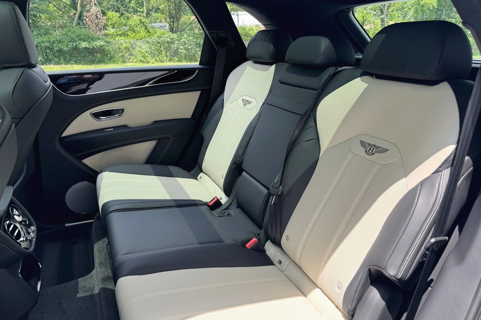 mph016_1539335891_New_2025_Bentley_Bentayga_V8_1757940189_20d6df097a