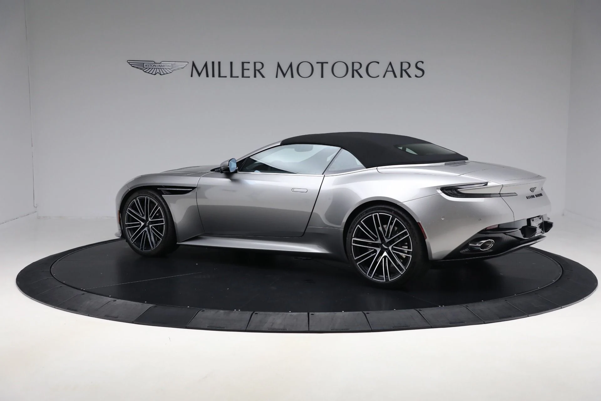 mph016_1539373586_New_2026_Aston_Martin_DB_12_Volante_ec85462461