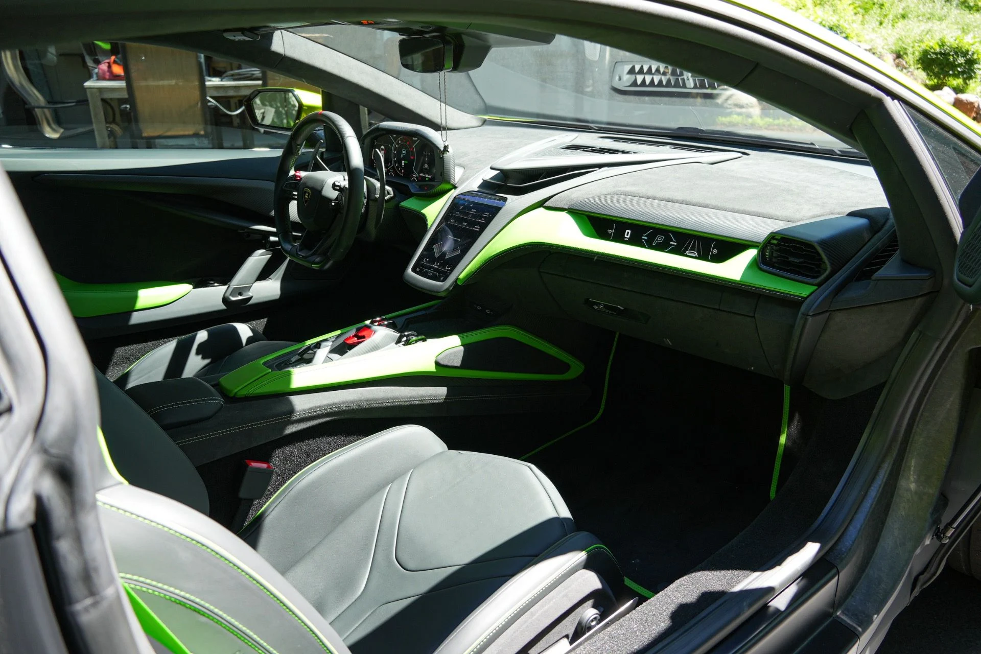 mph016_1542714968_Used_2025_Lamborghini_Revuelto_1781291405_290f7b0569