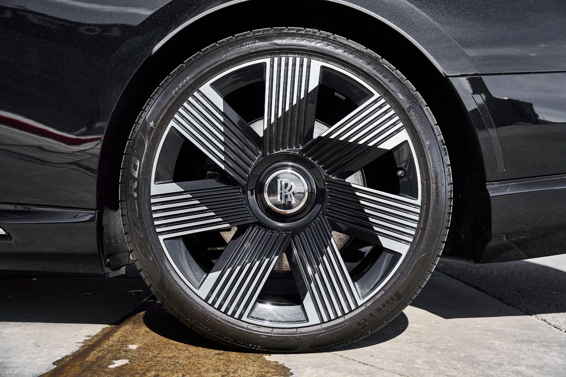 mph016_154461837_Used_2025_Rolls_Royce_Spectre_Base_1771642443_05a41fb496