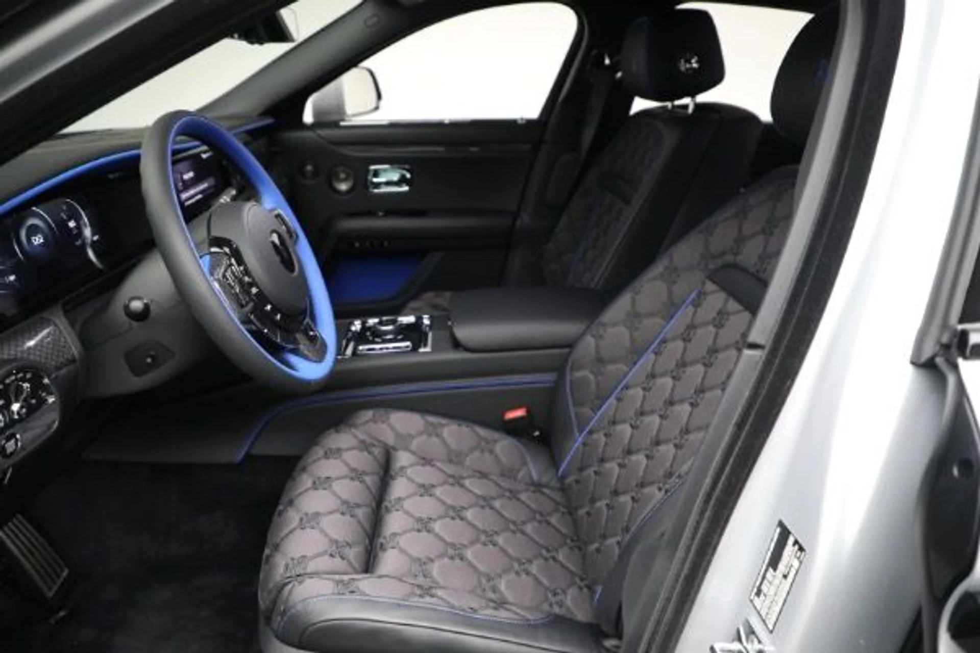 mph016_1555664863_New_2025_Rolls_Royce_Black_Badge_Ghost_5d7c7def7c