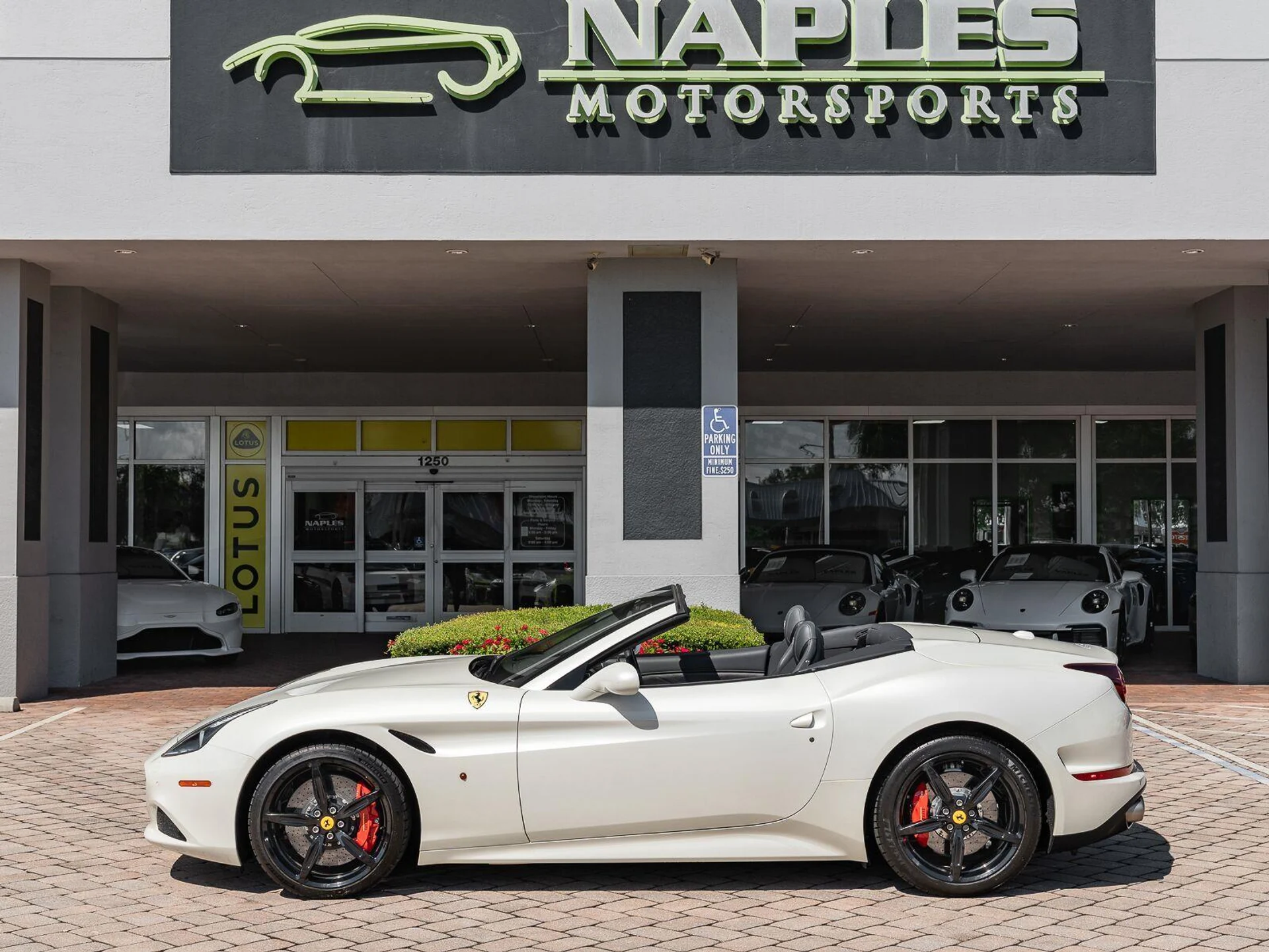 mph016_1561051358_Used_2015_Ferrari_California_T_1793034434_3be16113cb