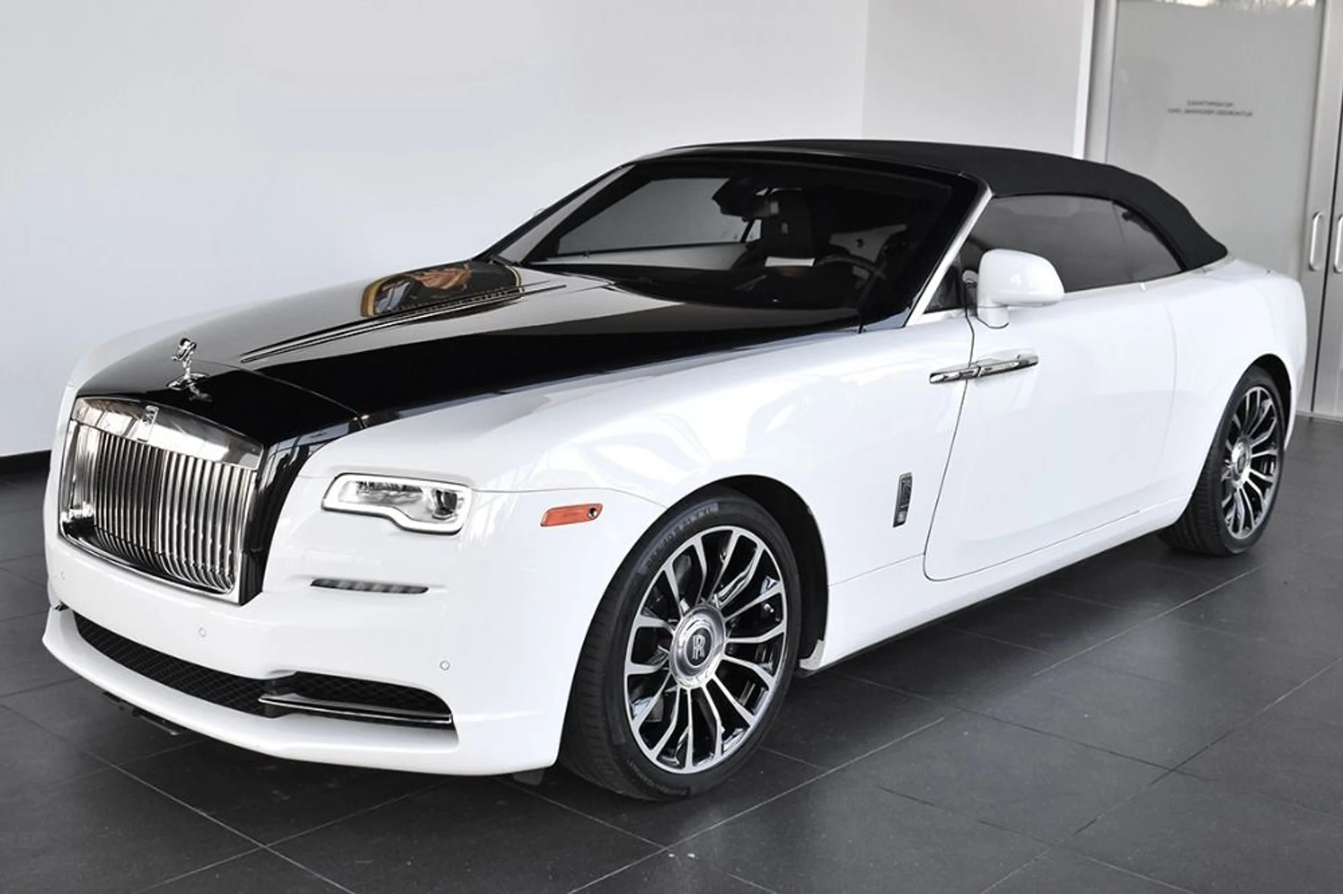 mph016_1569681175_Used_2018_Rolls_Royce_Dawn_1616248407_4015e05cf5