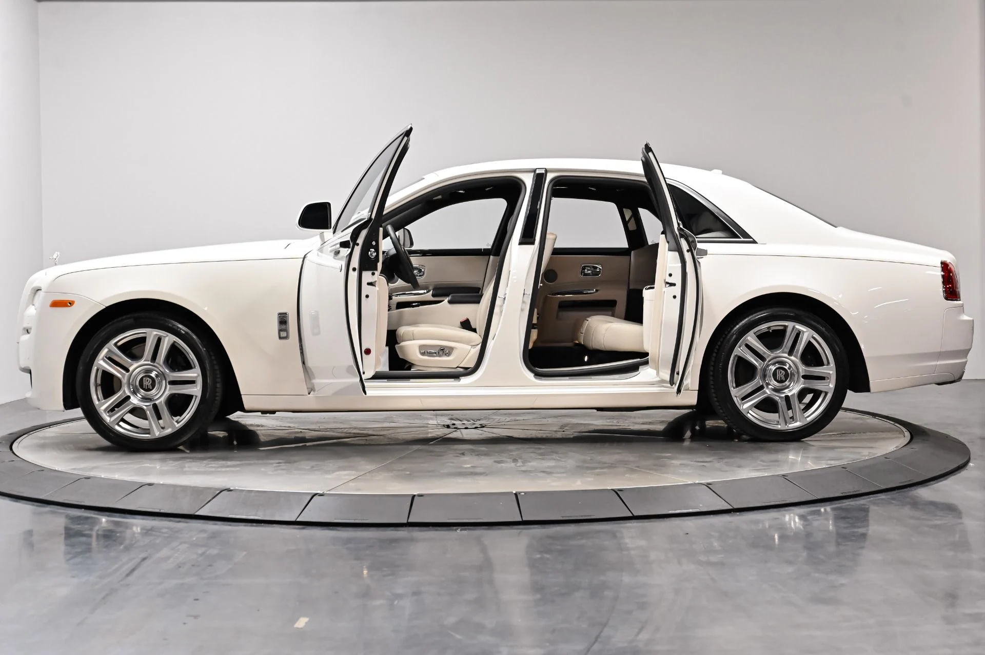 mph016_1579803719_Used_2017_Rolls_Royce_Ghost_Base_1793114215_ca945ff485