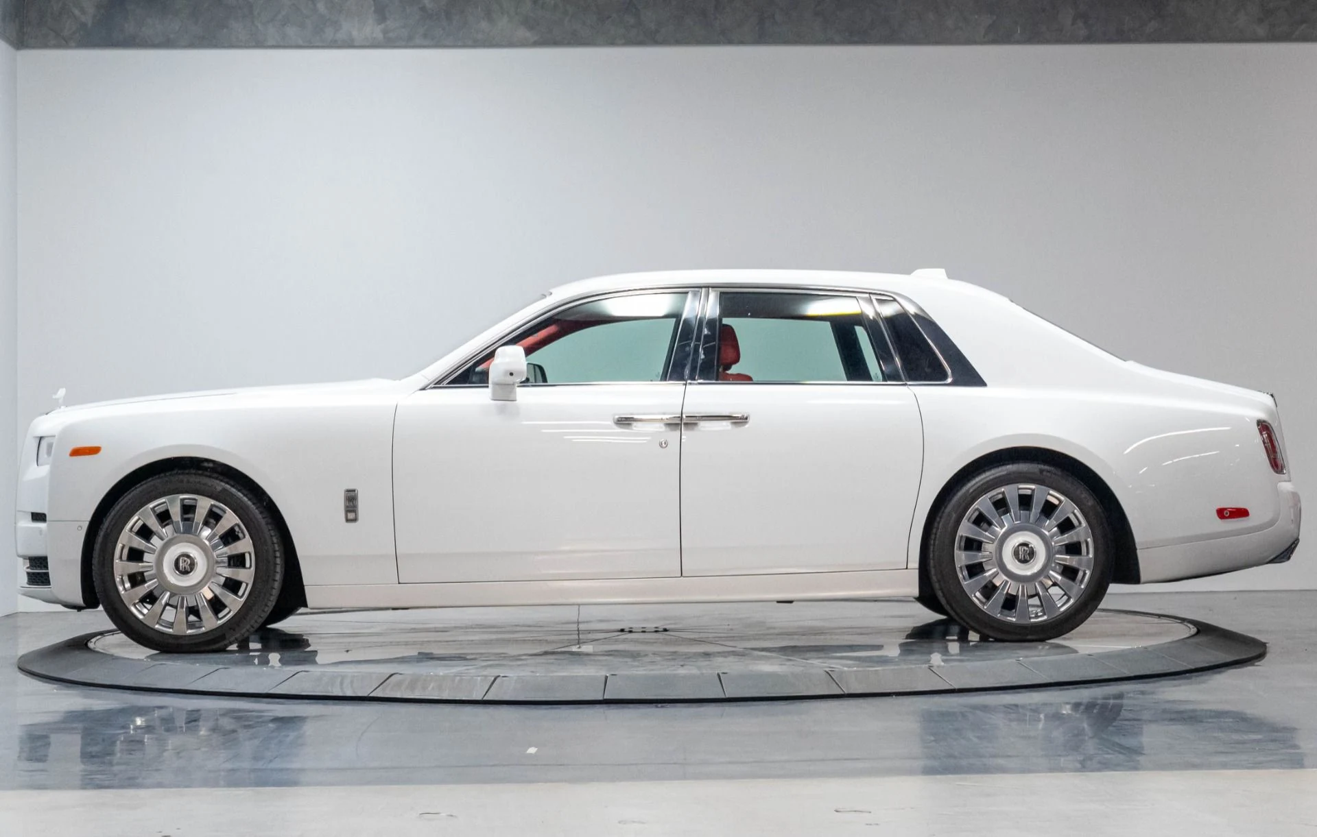 mph016_1581482902_Used_2019_Rolls_Royce_Phantom_1787168421_6f3213899c