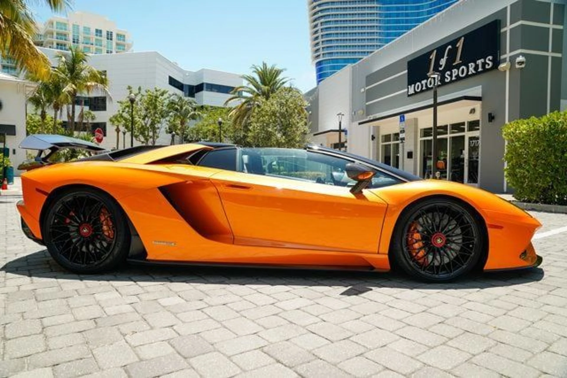 mph016_1585434899_used_2018_lamborghini_aventador_sroadster_14354_22897283_17_640_3aec8169f7