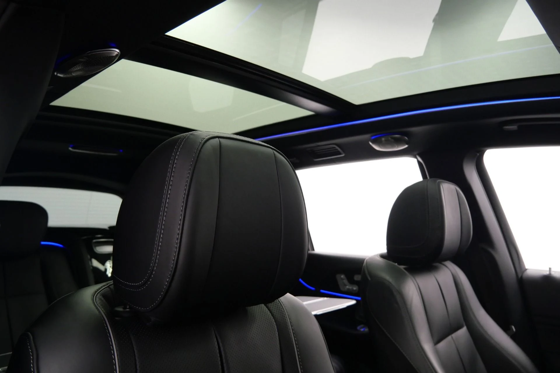 mph016_1585577044_Used_2023_Mercedes_Benz_Maybach_GLS_600_4_MATIC_4_Seat_Configuration_Rear_Refrigerator_1787325899_dff8b6d689