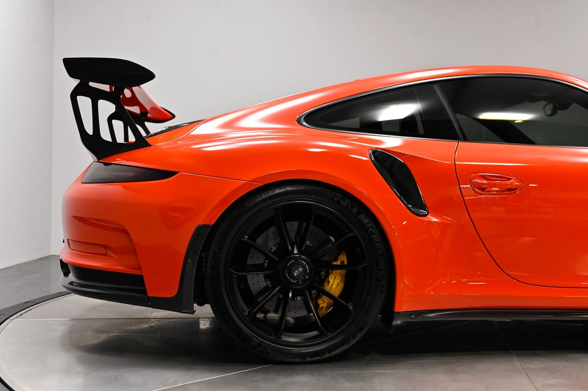 mph016_1608502380_Used_2016_Porsche_911_GT_3_RS_1791298183_1a4e18f587