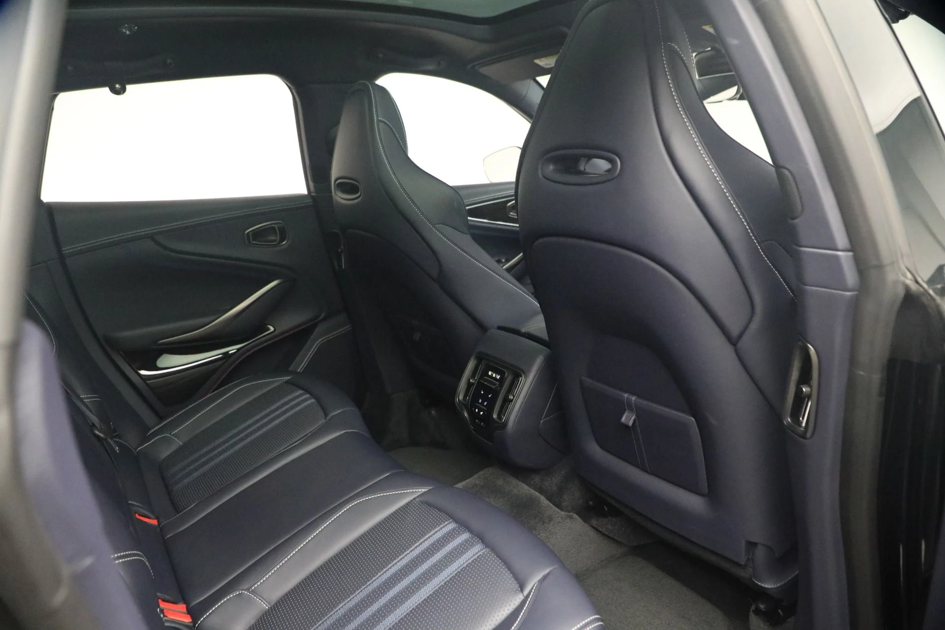 mph016_1615097201_Used_2025_Aston_Martin_DBX_707_1782252692_babe8dd8ec